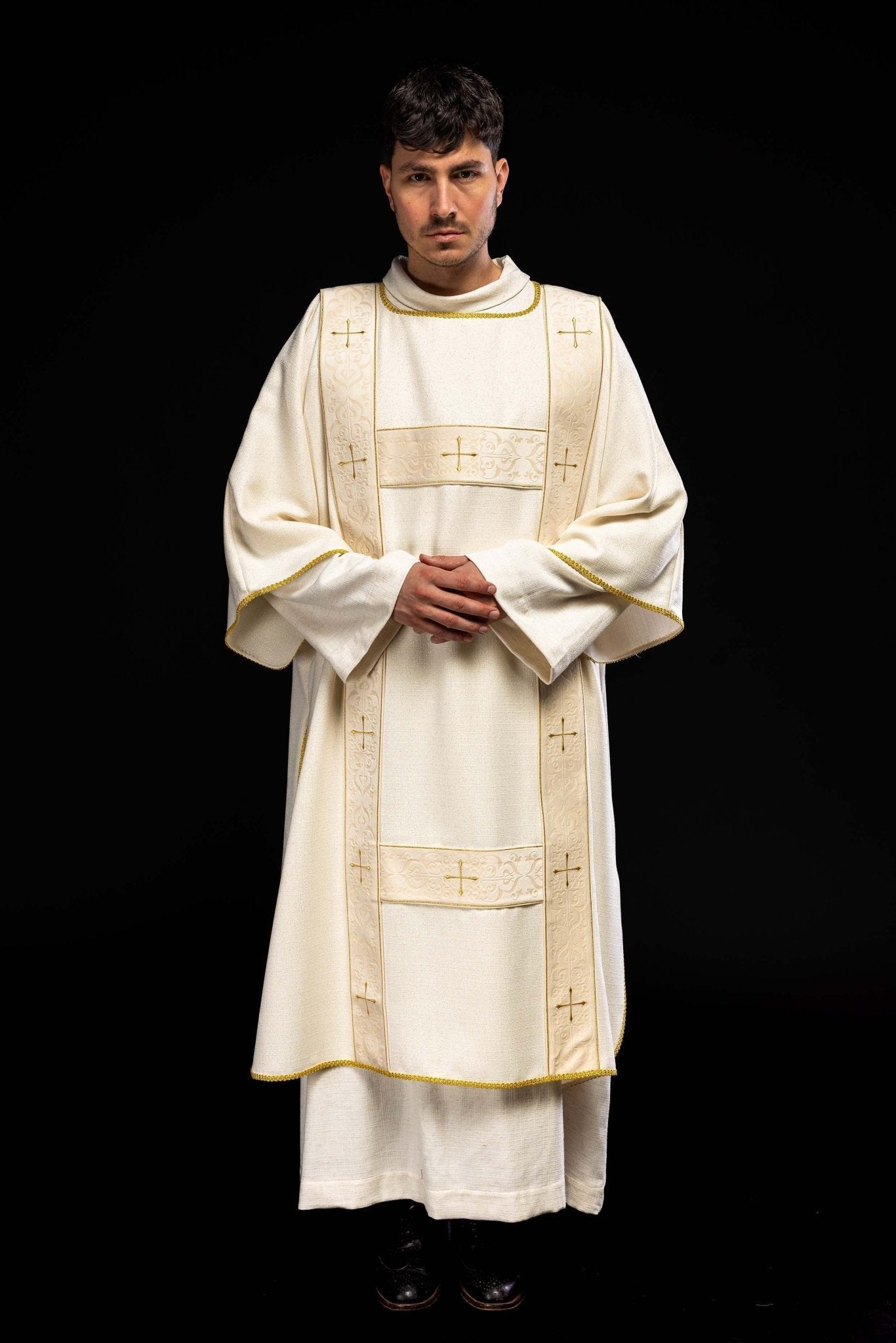 Cortina con rayas de terciopelo y cruces doradas bordadas, crudo KDL/395/05/71/B - CASULLAS.ES