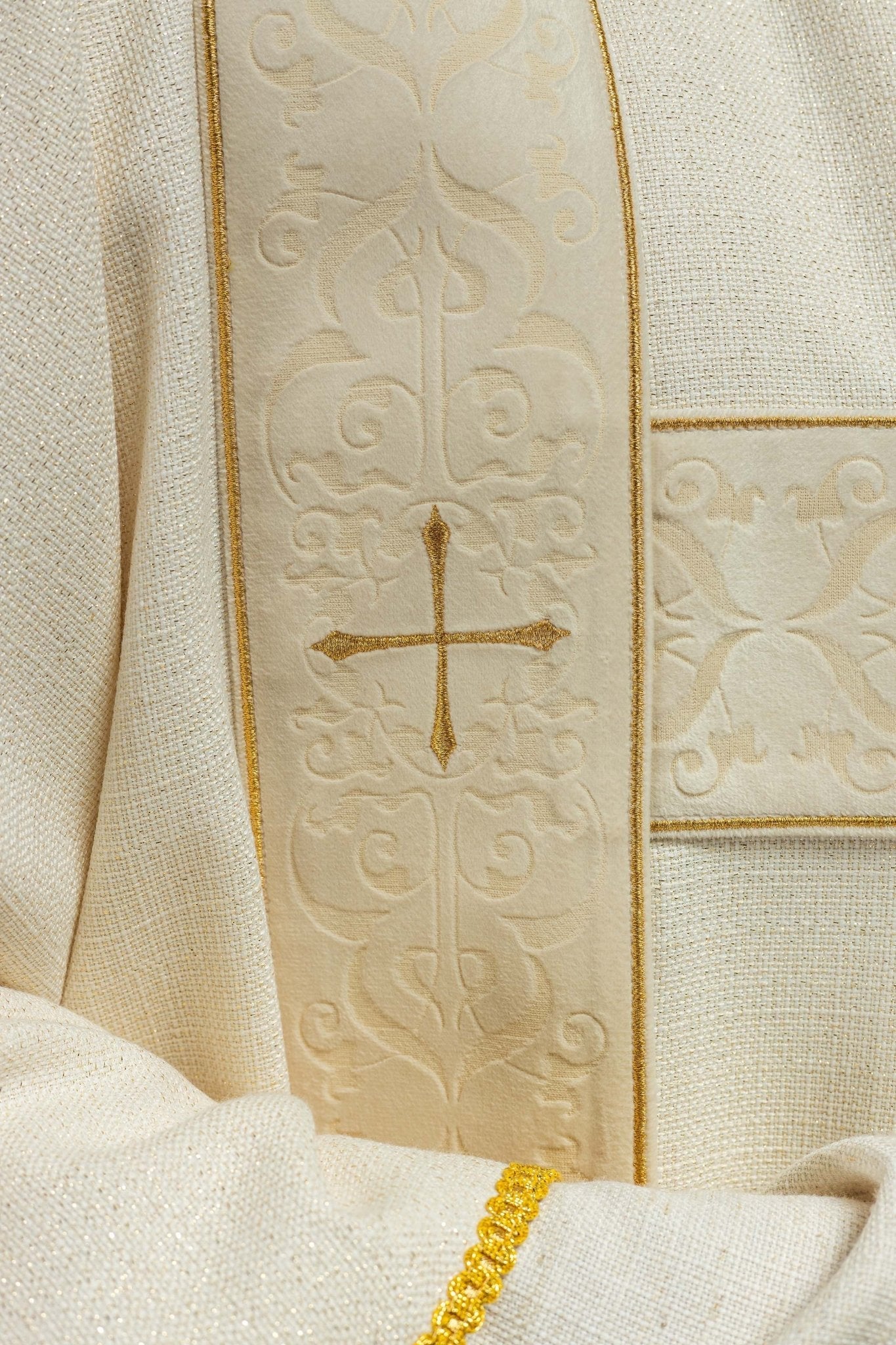 Cortina con rayas de terciopelo y cruces doradas bordadas, crudo KDL/395/05/71/B - CASULLAS.ES