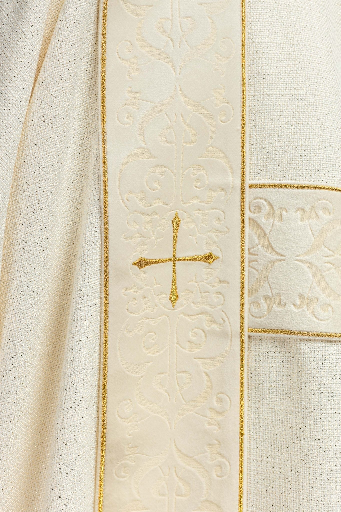 Cortina con rayas de terciopelo y cruces doradas bordadas, crudo KDL/395/05/71/B - CASULLAS.ES