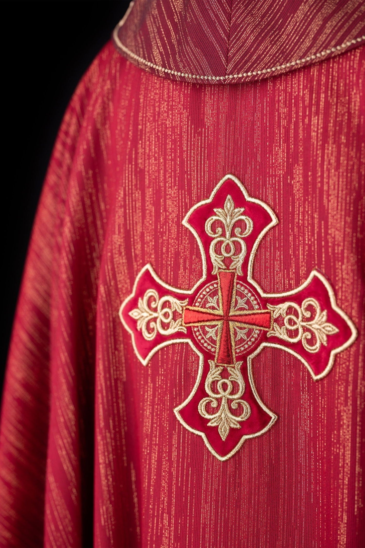 Casulla roja con lujoso bordado de cruz y cuello decorado