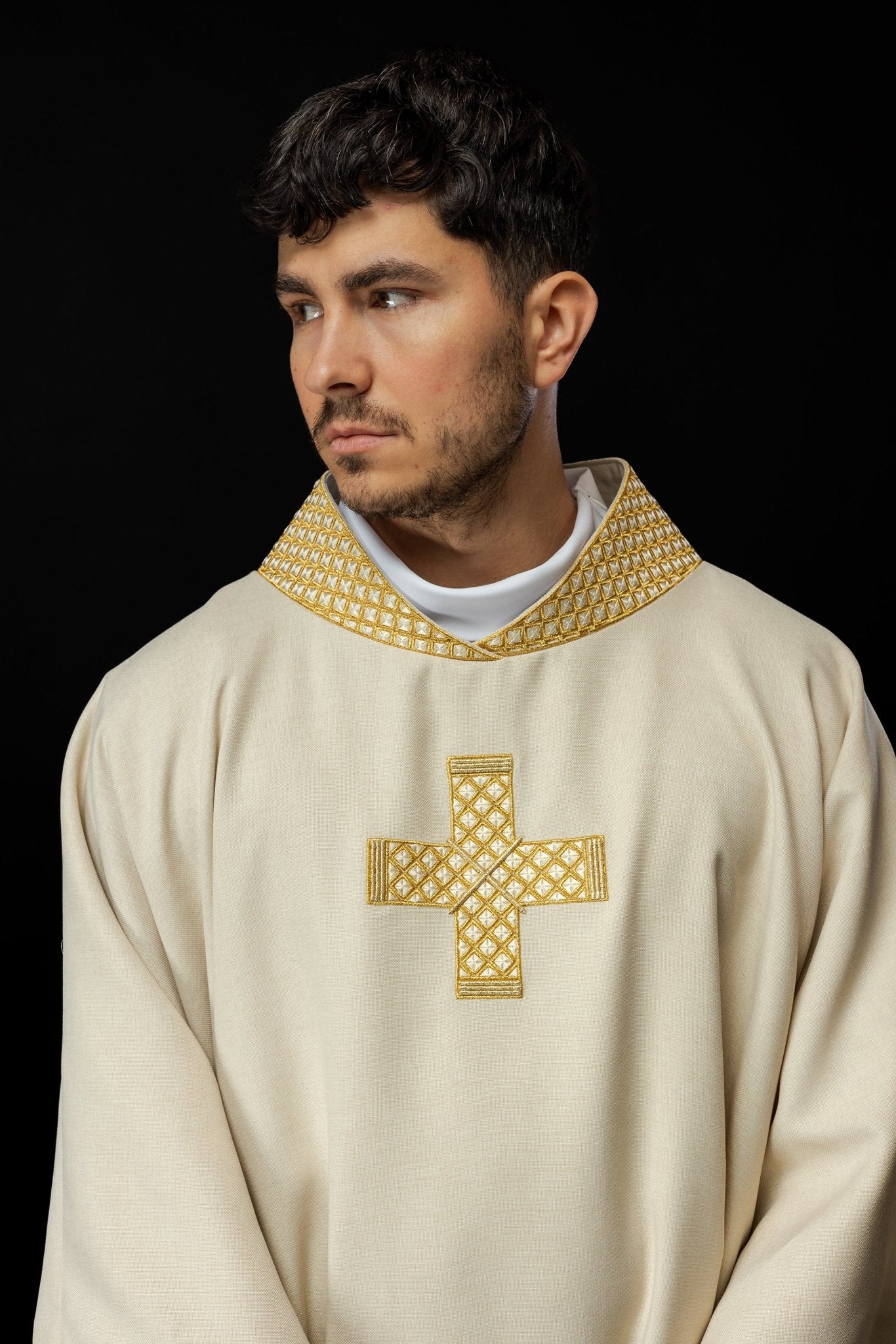 Dalmacia con cruces bordadas y cuello crudo S - 1070 - 05 - 70 - D DALMATYK - CASULLAS.ES