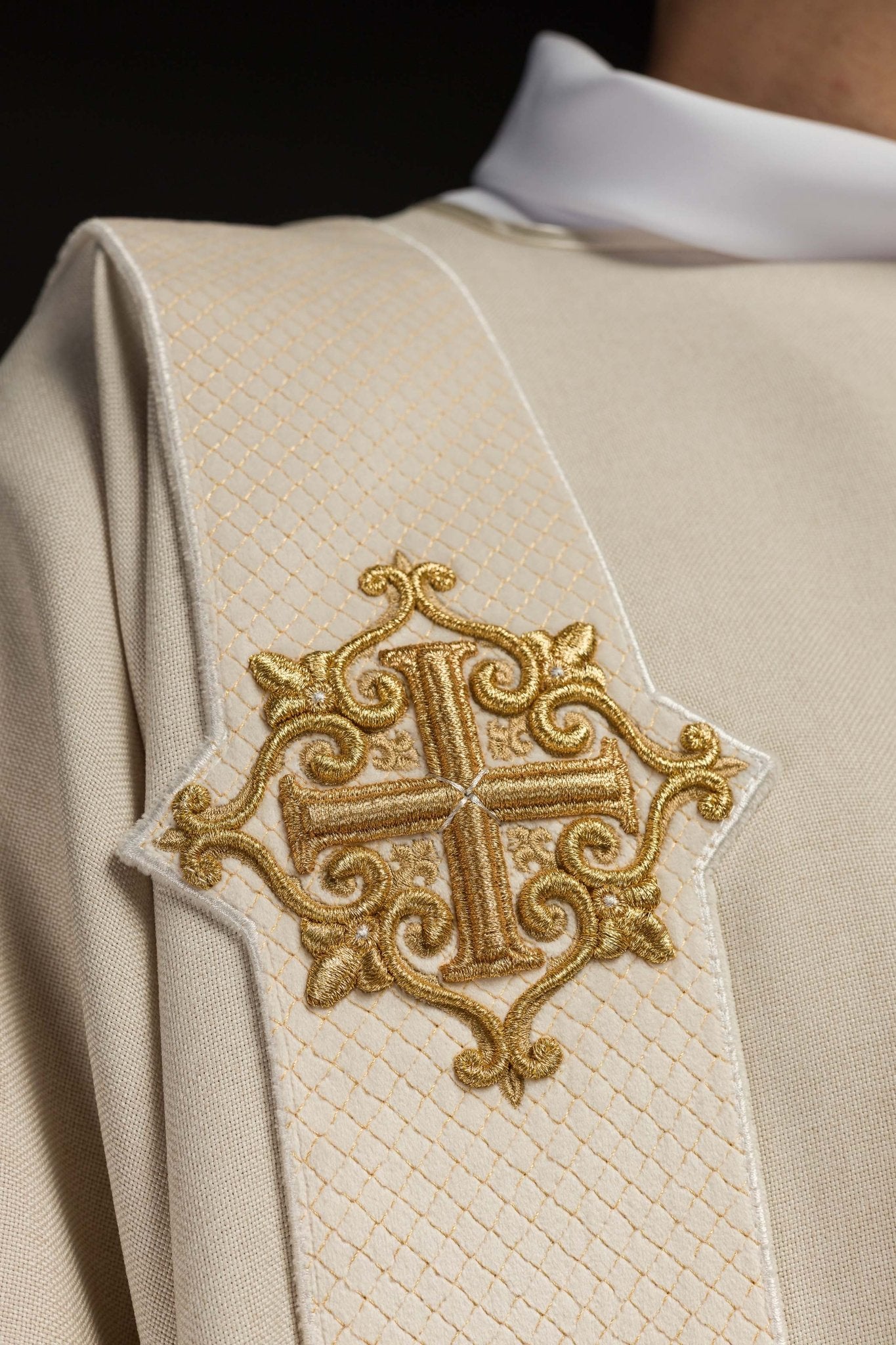 Dalmatica con bandas en terciopelo con símbolos de la Cruz écru LE/1030/05/B - CASULLAS.ES