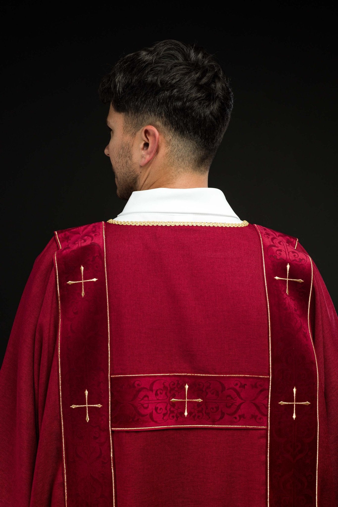 Dalmática con cintas de terciopelo y cruces doradas bordadas roja LE/1073/02/B - CASULLAS.ES