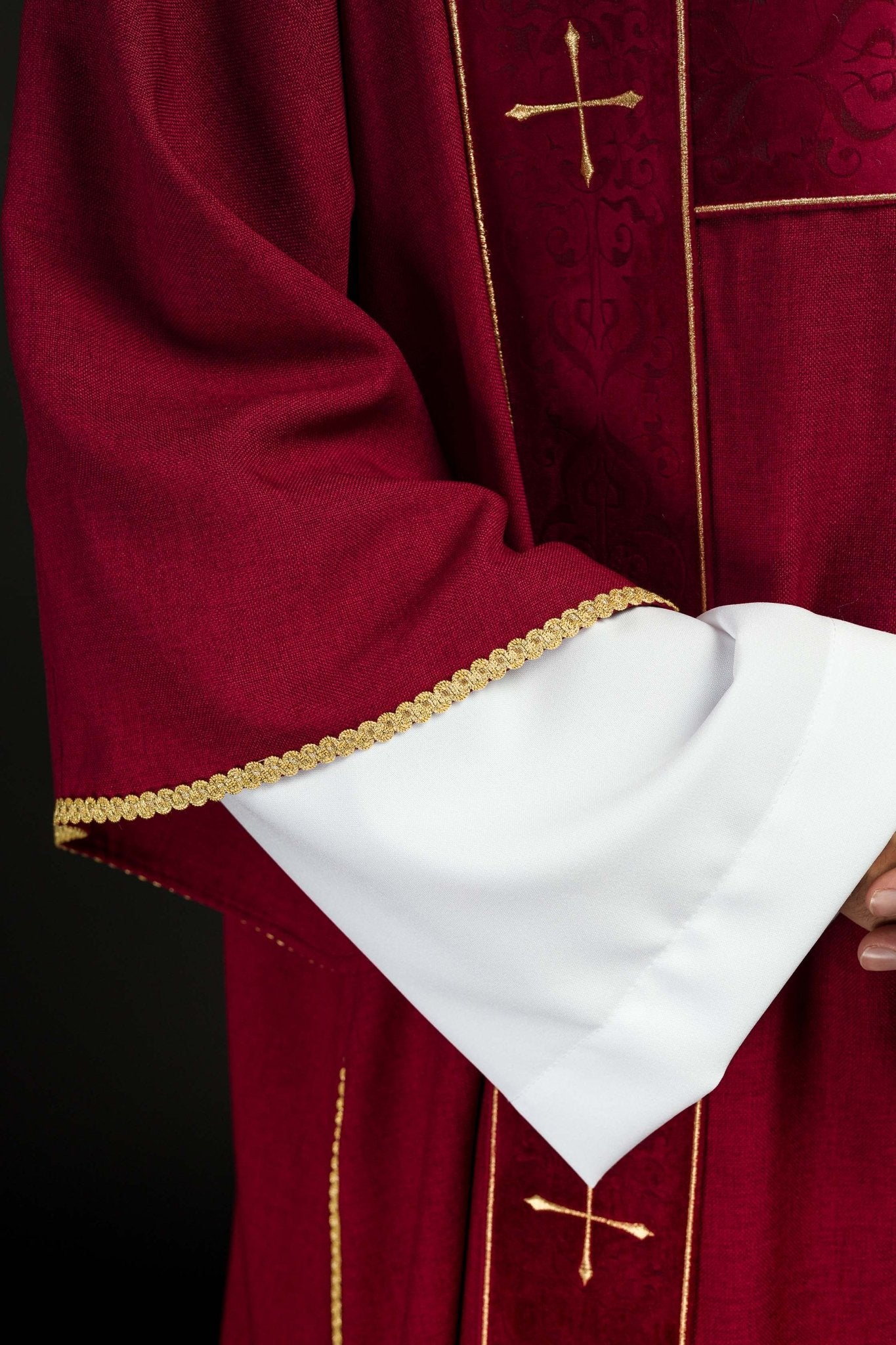 Dalmática con cintas de terciopelo y cruces doradas bordadas roja LE/1073/02/B - CASULLAS.ES