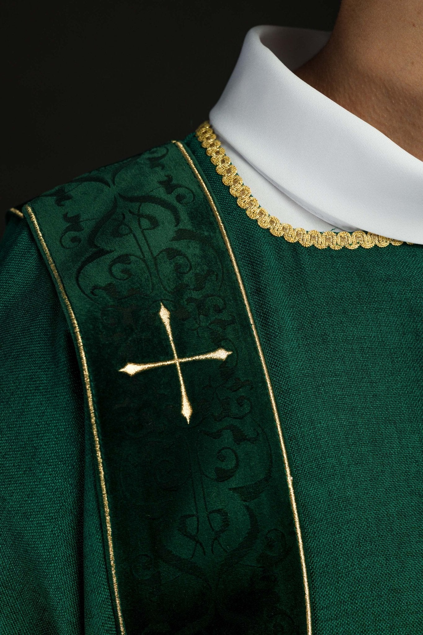 Dalmática con cintas de terciopelo y cruces doradas bordadas verde LE/1073/01/B - CASULLAS.ES