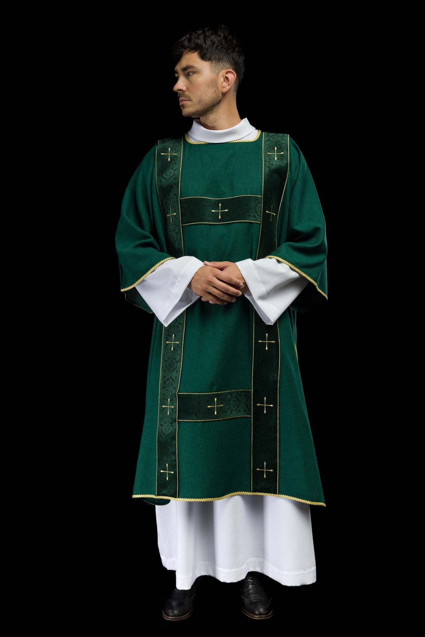 Dalmática con cintas de terciopelo y cruces doradas bordadas verde LE/1073/01/B - CASULLAS.ES