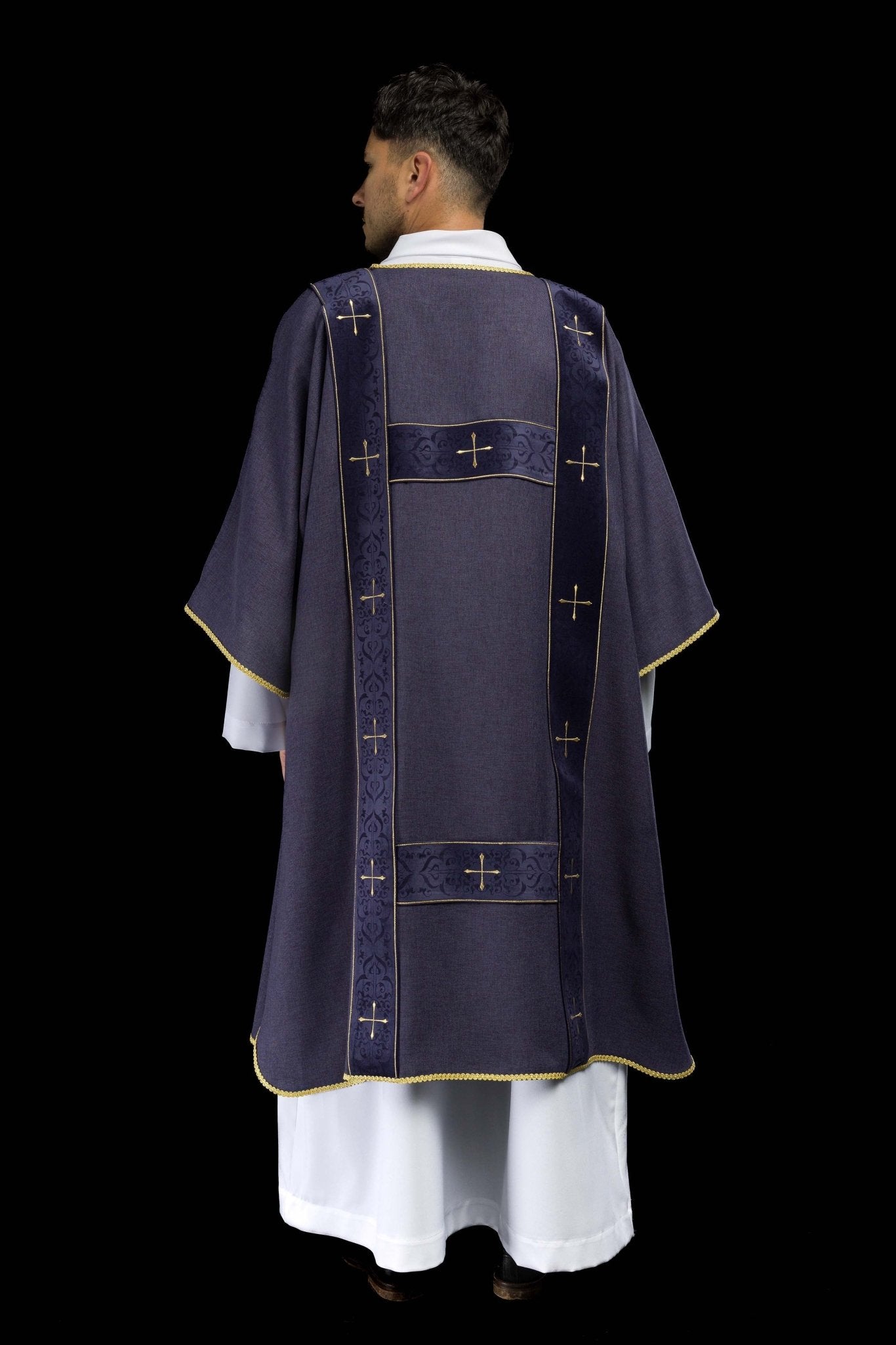 Dalmática con cintas de terciopelo y cruces doradas bordadas violeta LE/1073/03/B - CASULLAS.ES