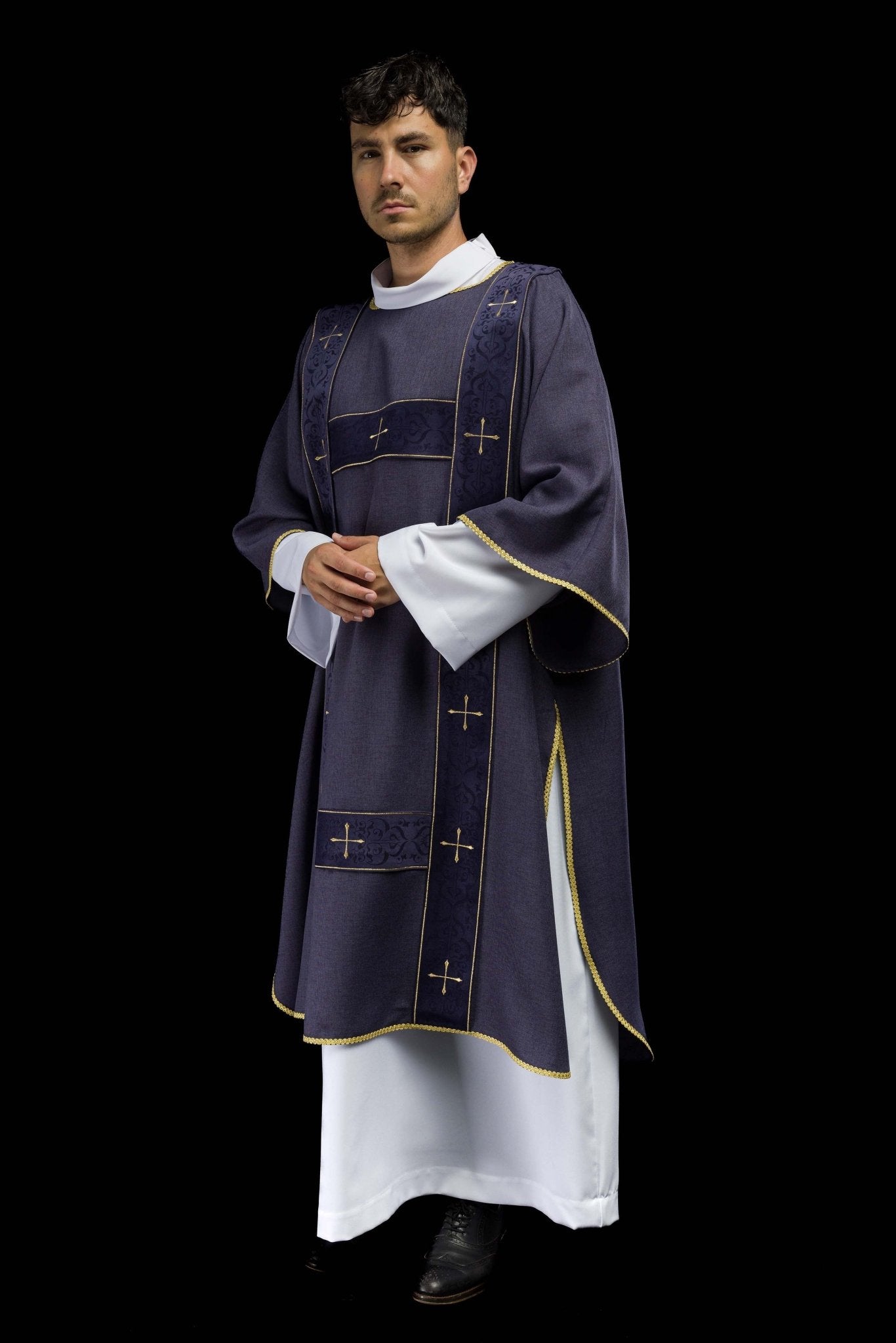 Dalmática con cintas de terciopelo y cruces doradas bordadas violeta LE/1073/03/B - CASULLAS.ES
