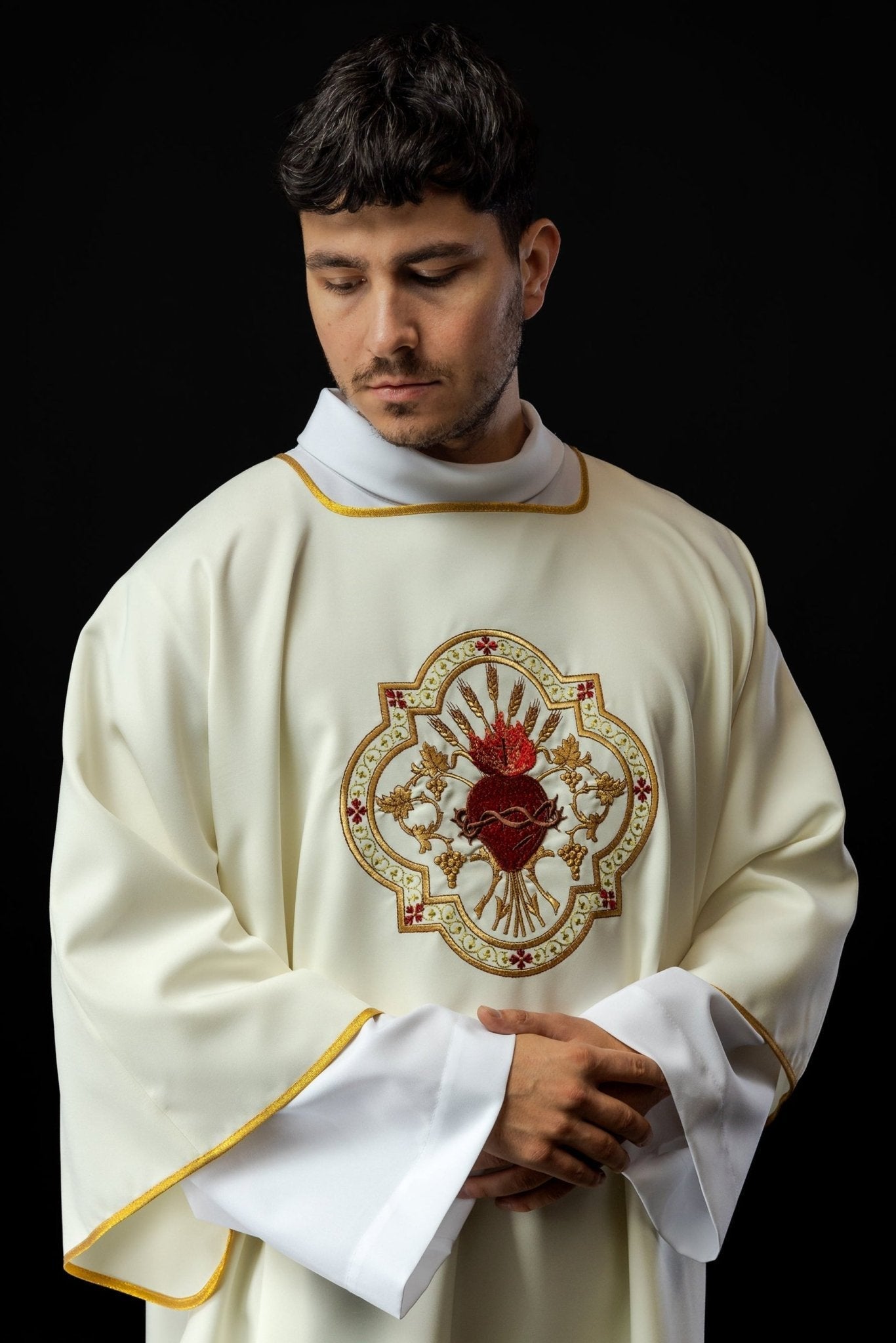 Dalmática con motivo del Corazón de Jesús y la copa eucarística KDL/118/05/01/D - CASULLAS.ES