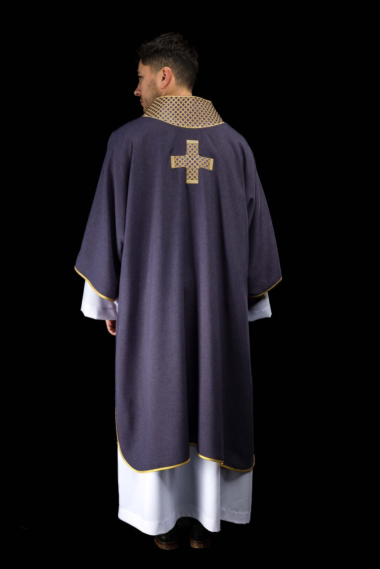 Dalmática morada con cruces bordadas y cuello S-1070-03-70-D DALMATYK - CASULLAS.ES