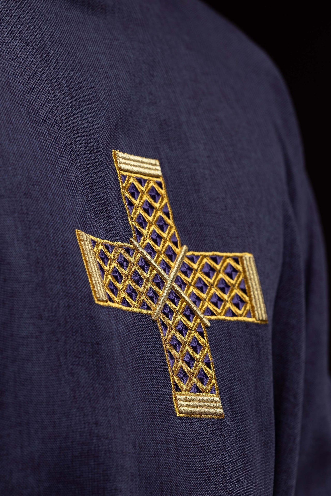 Dalmática morada con cruces bordadas y cuello S-1070-03-70-D DALMATYK - CASULLAS.ES