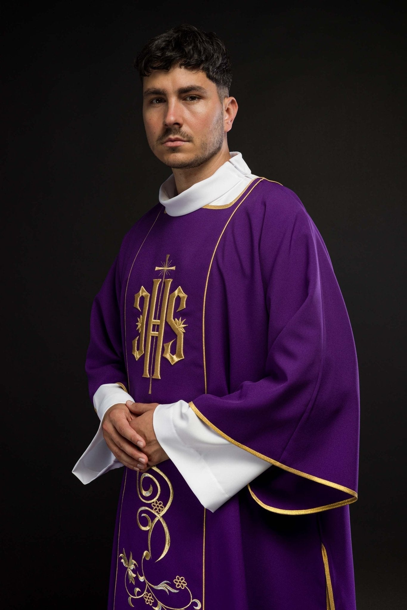 Dalmatica morada con faja bordada con IHS KDL/031/03/01/A FIOLETOWY DALMATYK - CASULLAS.ES