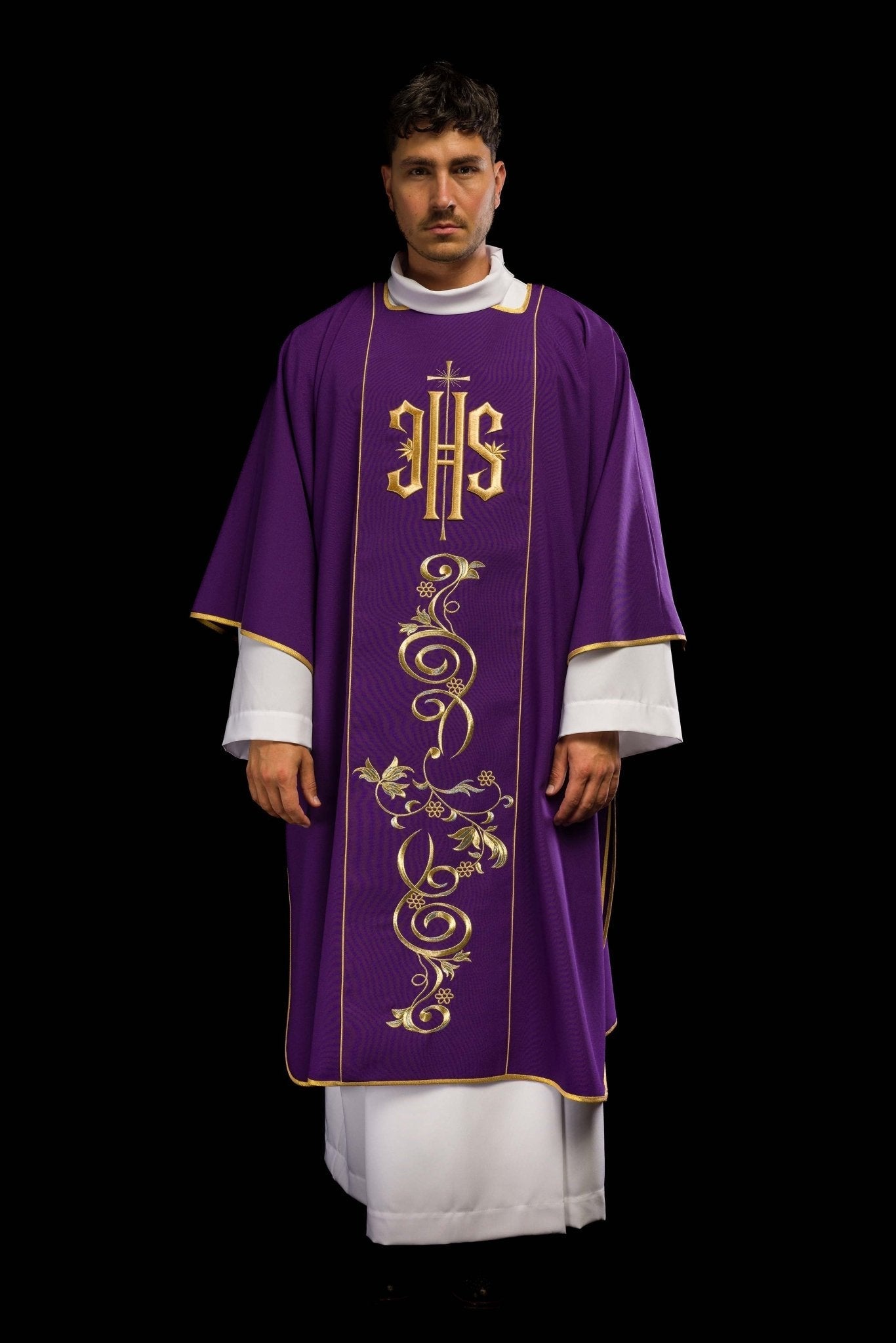 Dalmatica morada con faja bordada con IHS KDL/031/03/01/A FIOLETOWY DALMATYK - CASULLAS.ES