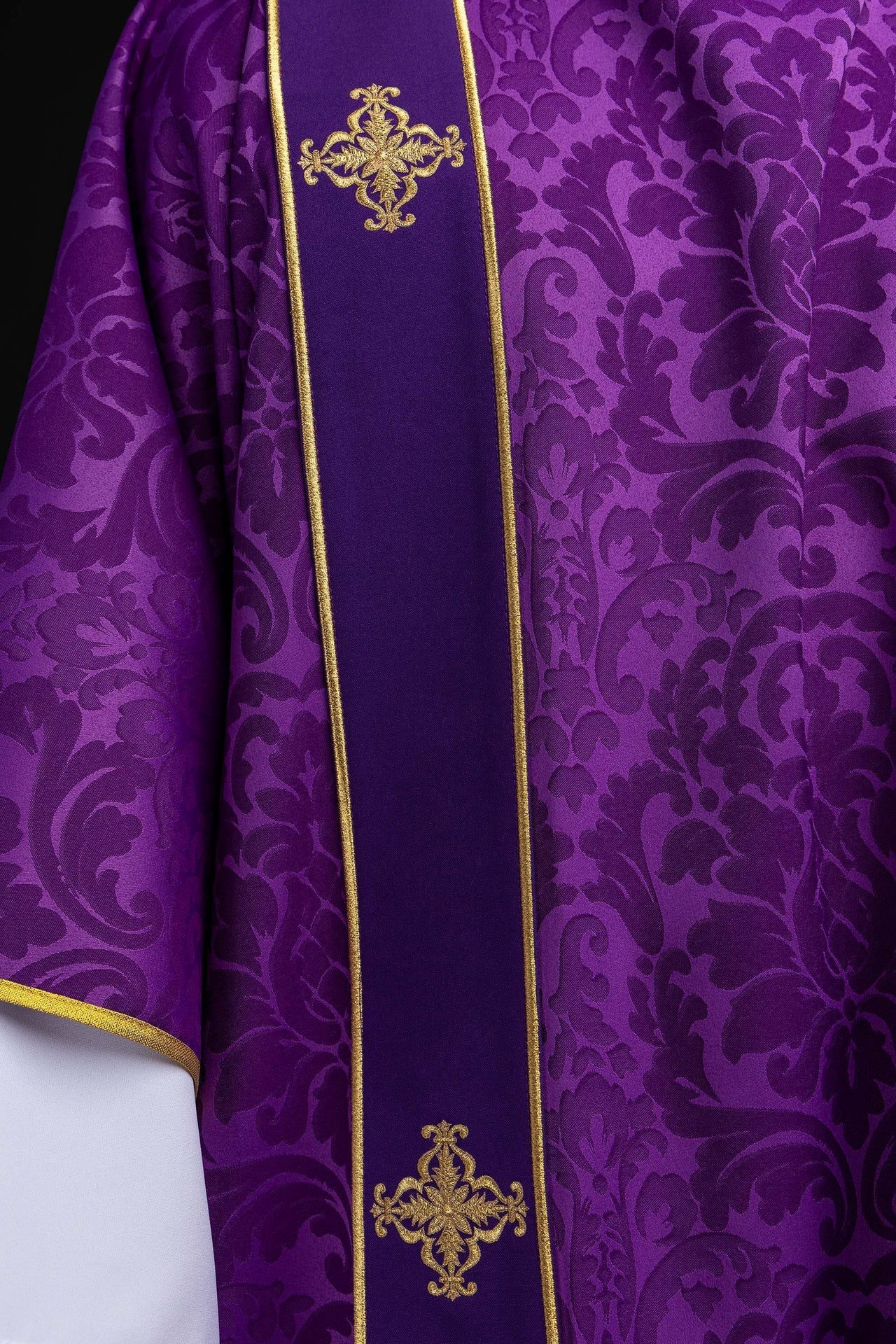 Dalmática morada de jacquard con bandas y cruces doradas bordadas KDL/284/03/81/B - CASULLAS.ES