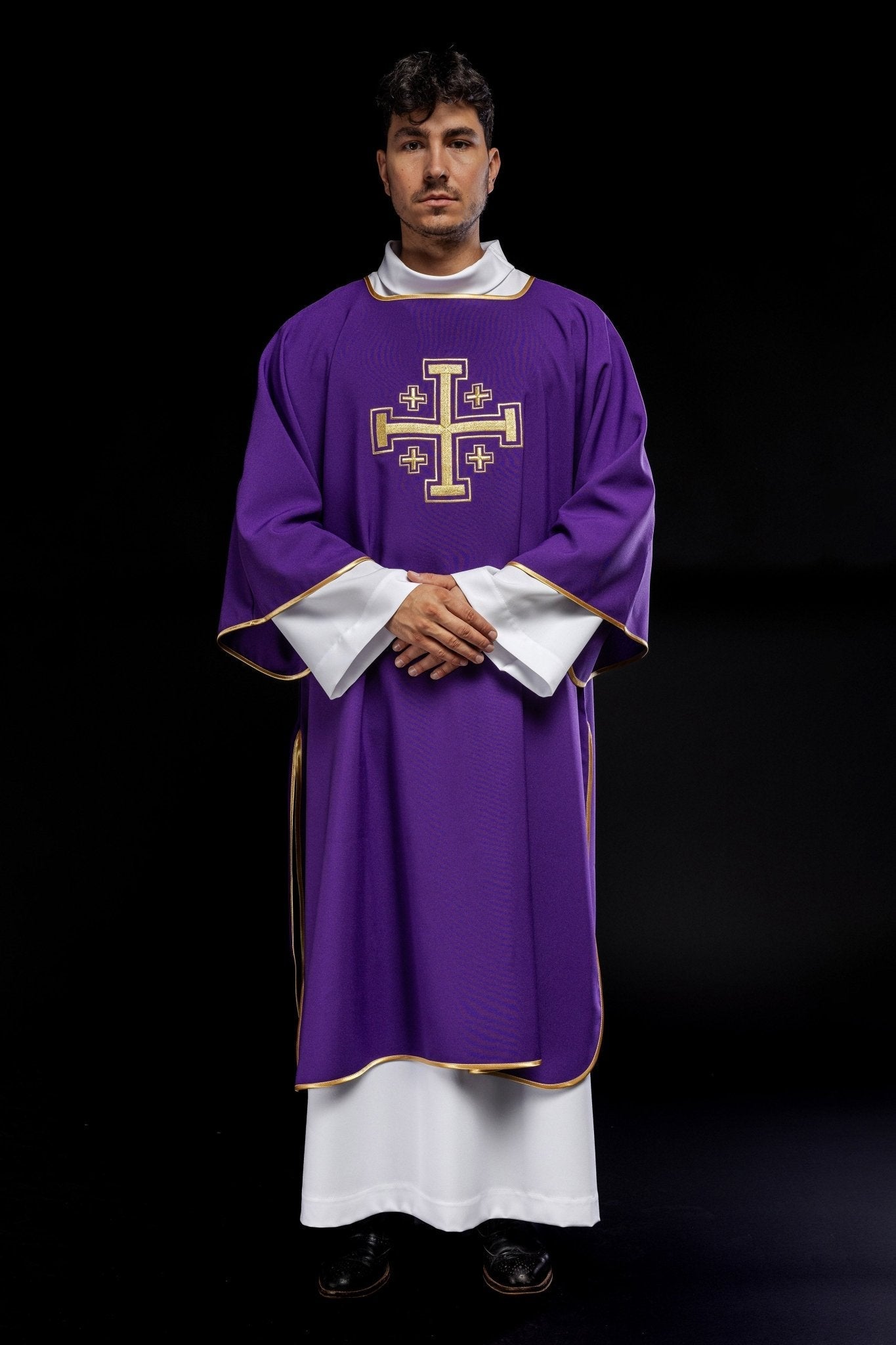 Dalmática morado con cruces de oro bordadas KDL/022/03/12/D - CASULLAS.ES