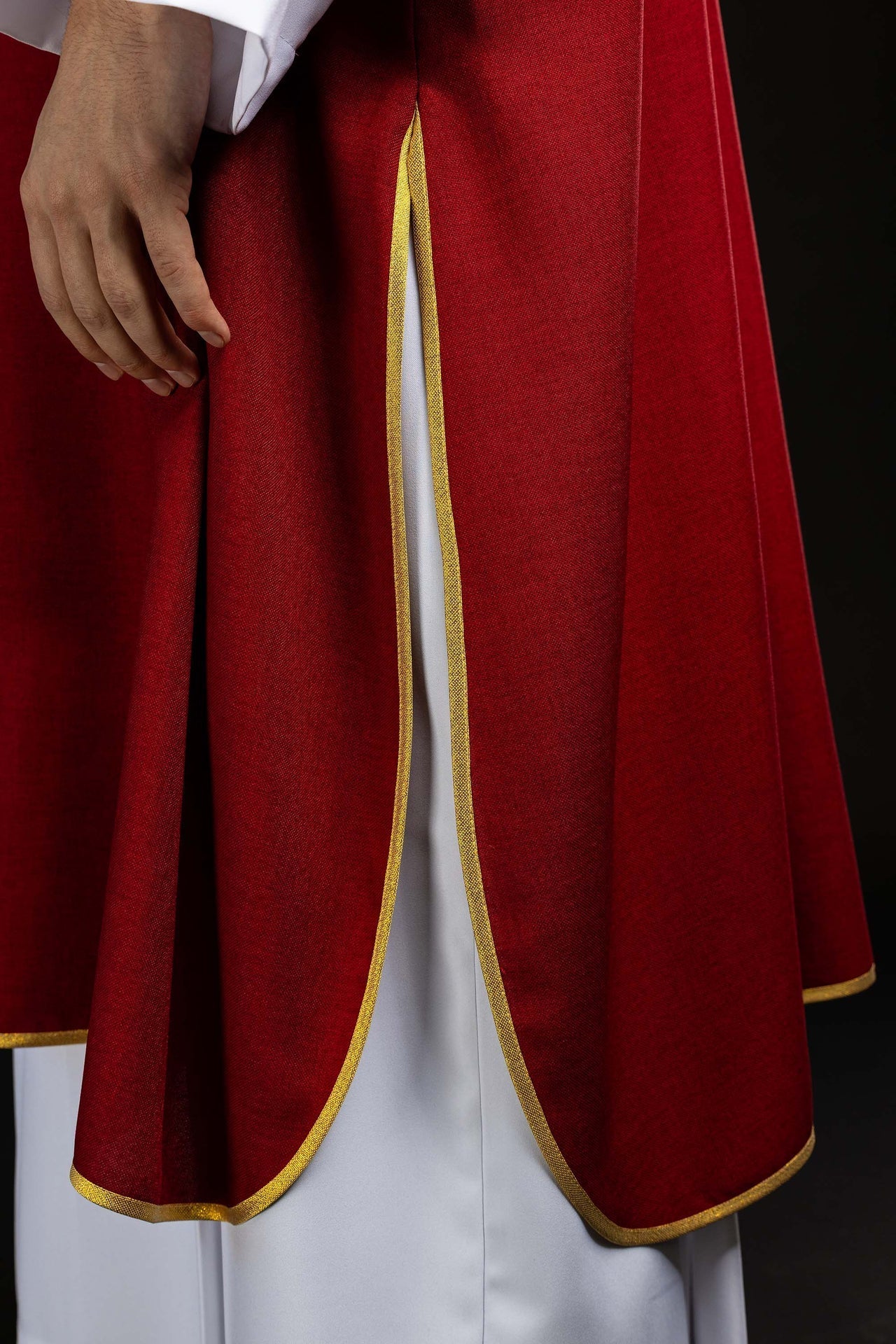 Dalmática roja con cruces bordadas y cuello S-1070-02-70-D DALMATYK - CASULLAS.ES