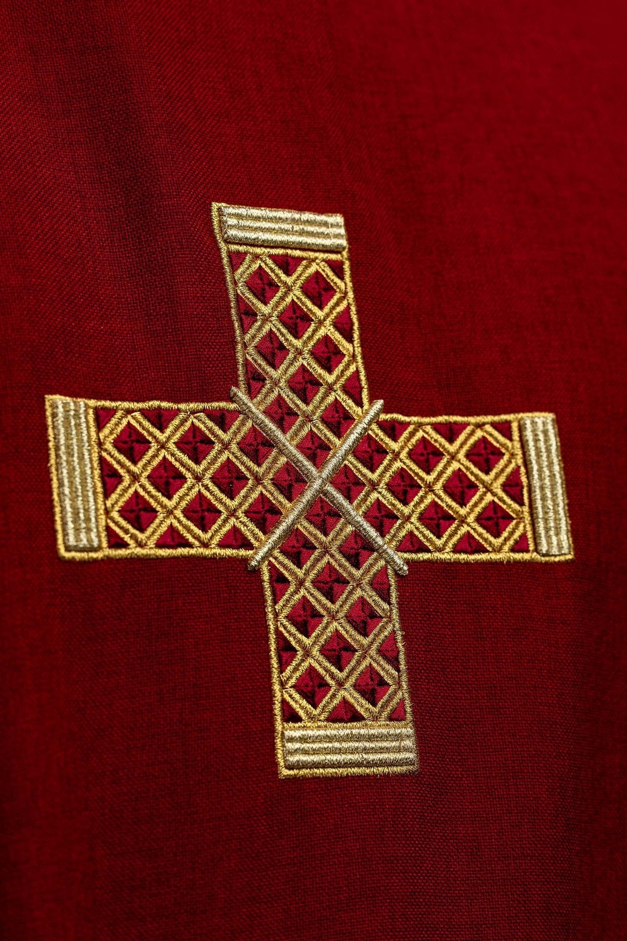 Dalmática roja con cruces bordadas y cuello S-1070-02-70-D DALMATYK - CASULLAS.ES