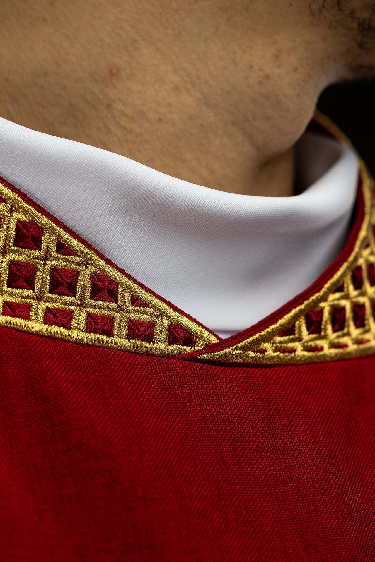Dalmática roja con cruces bordadas y cuello S-1070-02-70-D DALMATYK - CASULLAS.ES