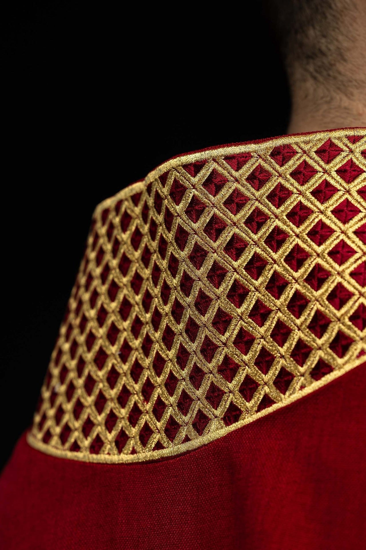 Dalmática roja con cruces bordadas y cuello S-1070-02-70-D DALMATYK - CASULLAS.ES