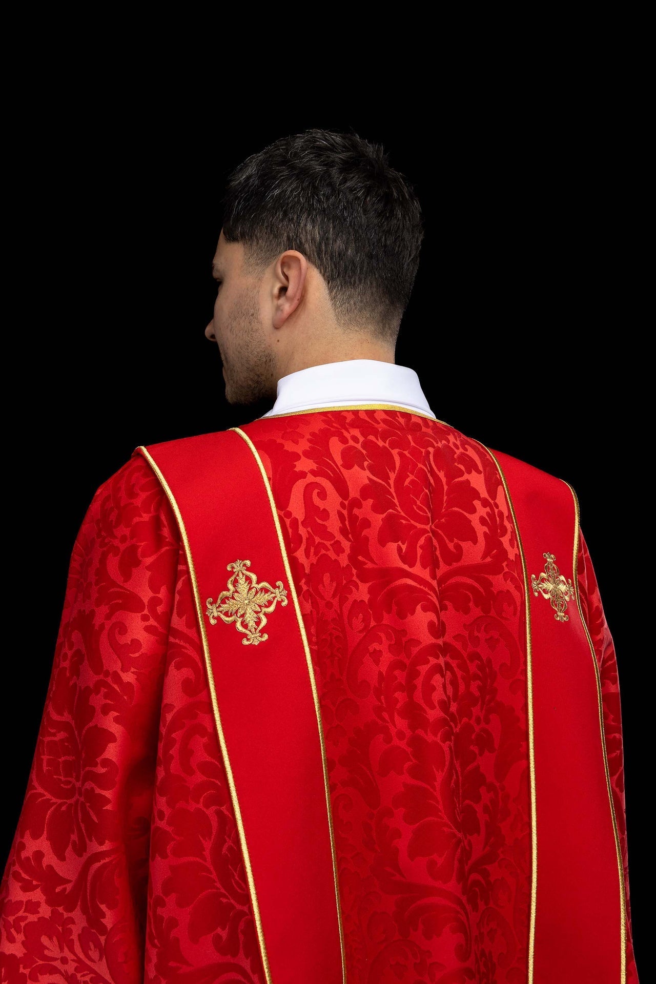 Dalmática roja de jacquard con bandas y cruces doradas bordadas KDL/284/02/81/B - CASULLAS.ES