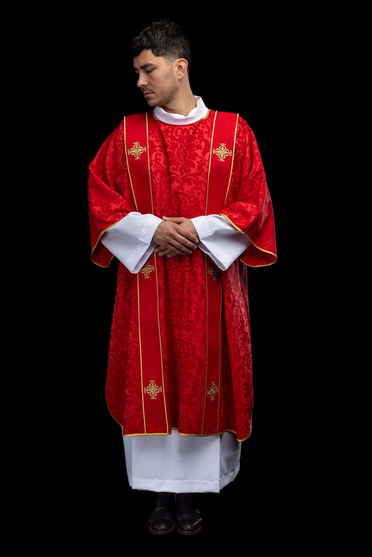 Dalmática roja de jacquard con bandas y cruces doradas bordadas KDL/284/02/81/B - CASULLAS.ES