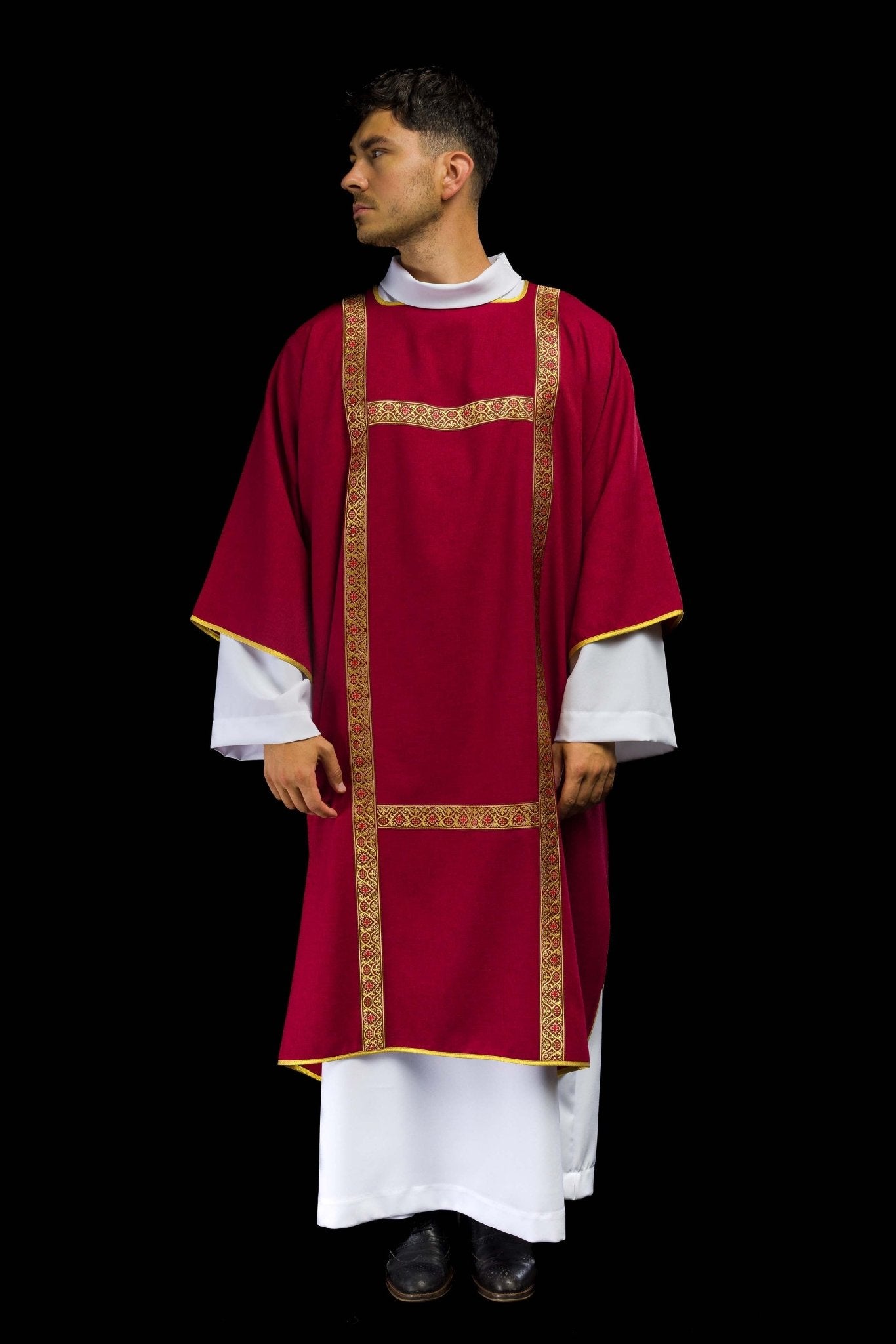 Dalmática roja decorada con cintas de jacquard doradas KDL/395/02/70/B - CASULLAS.ES