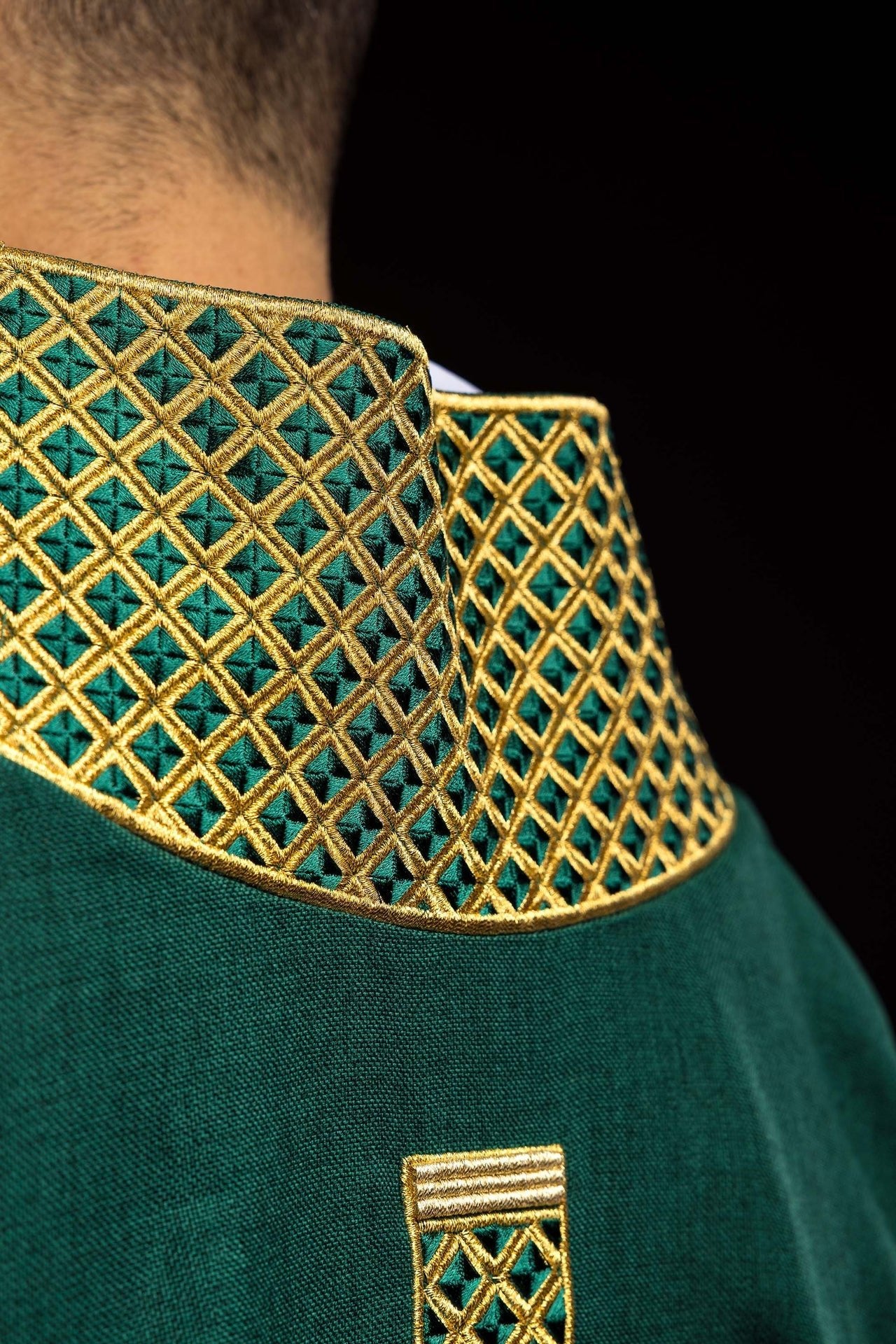Dalmatica verde con cruces bordadas y cuello decorado S-1070-01-70-D DALMATYK - CASULLAS.ES