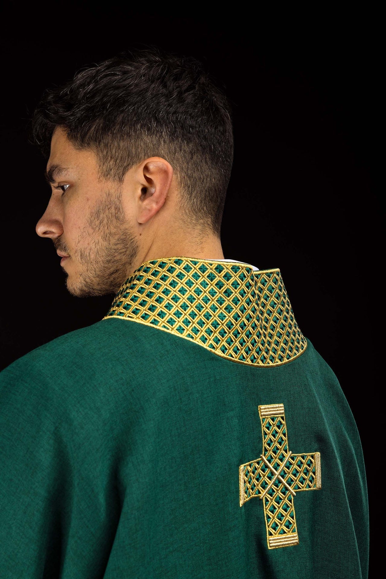 Dalmatica verde con cruces bordadas y cuello decorado S-1070-01-70-D DALMATYK - CASULLAS.ES