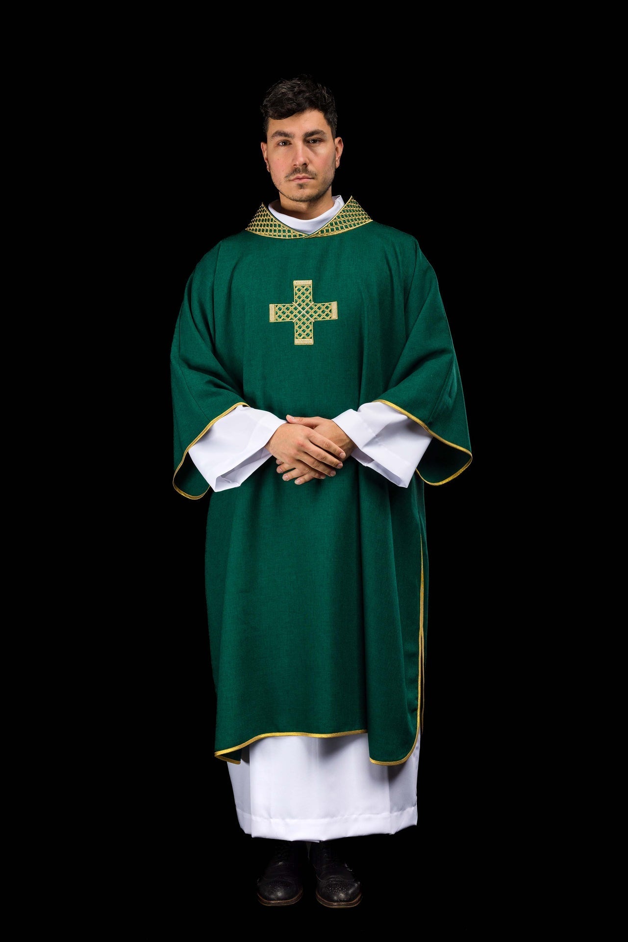 Dalmatica verde con cruces bordadas y cuello decorado S-1070-01-70-D DALMATYK - CASULLAS.ES