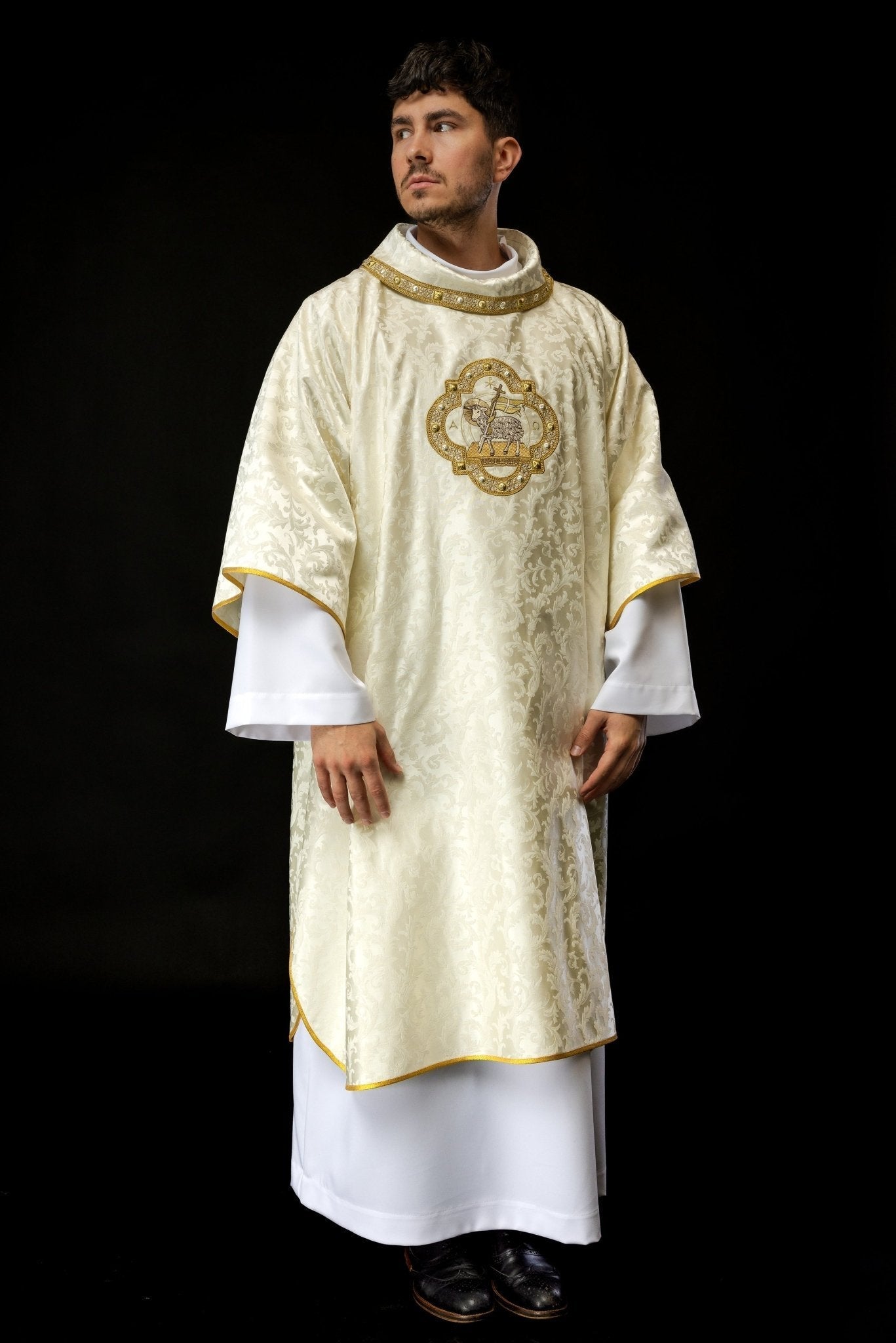 Dalmatyka con el Cordero de Pascua confeccionada en un tejido decorativo S - 1072 - 05 - 88 - D - CASULLAS.ES