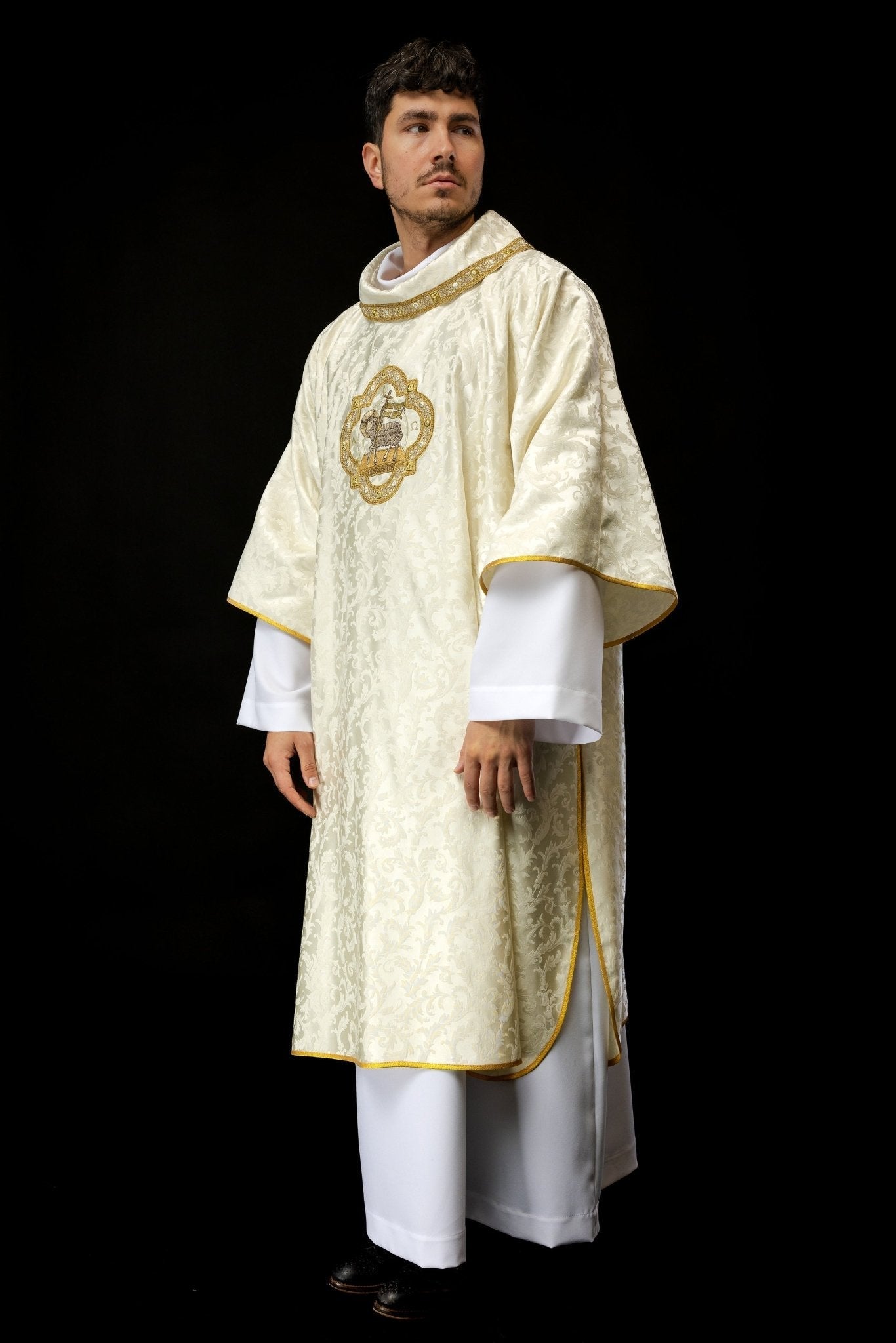 Dalmatyka con el Cordero de Pascua confeccionada en un tejido decorativo S - 1072 - 05 - 88 - D - CASULLAS.ES