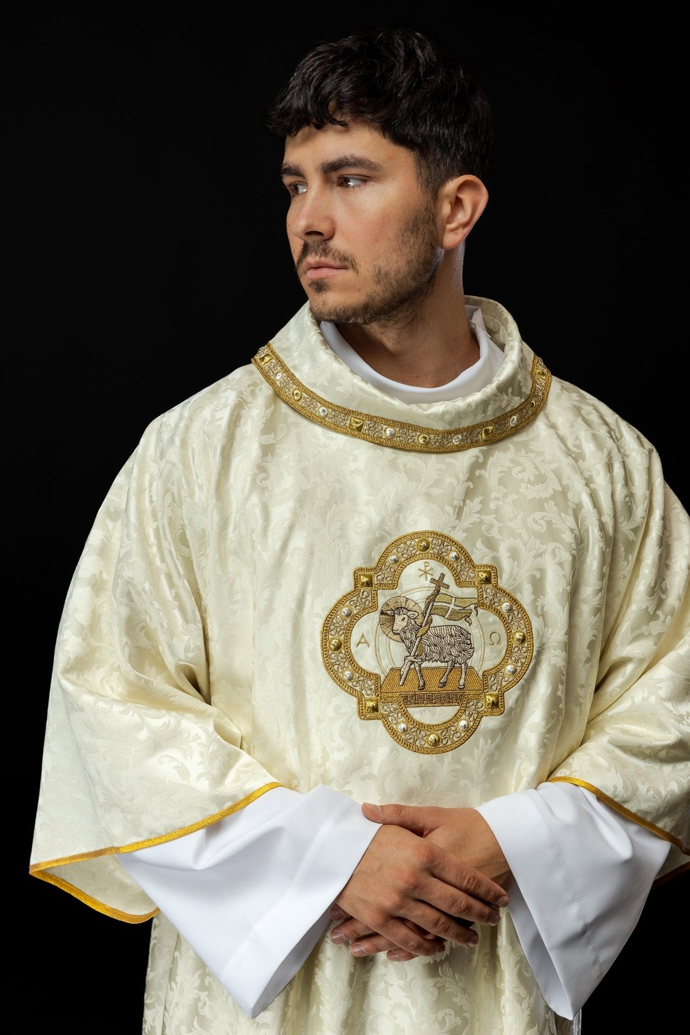 Dalmatyka con el Cordero de Pascua confeccionada en un tejido decorativo S - 1072 - 05 - 88 - D - CASULLAS.ES