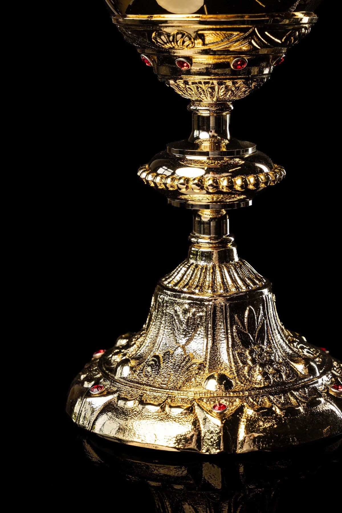 Cáliz barroco bañado en oro, detalle de la base y los relieves ornamentales