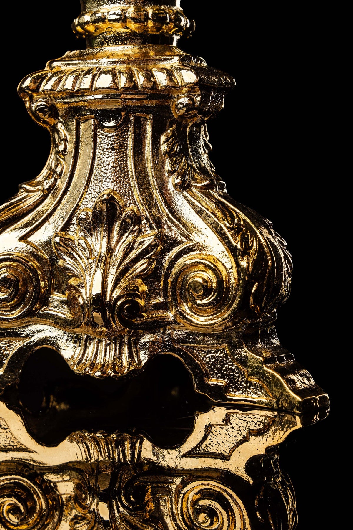 Custodia barroca de latón bañada en oro, primer plano del pie con motivos barrocos