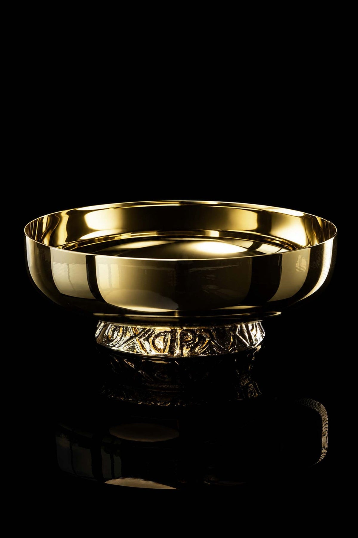 Patena litúrgica de latón bañada en oro, 16 cm, vista frontal con base ornamentada