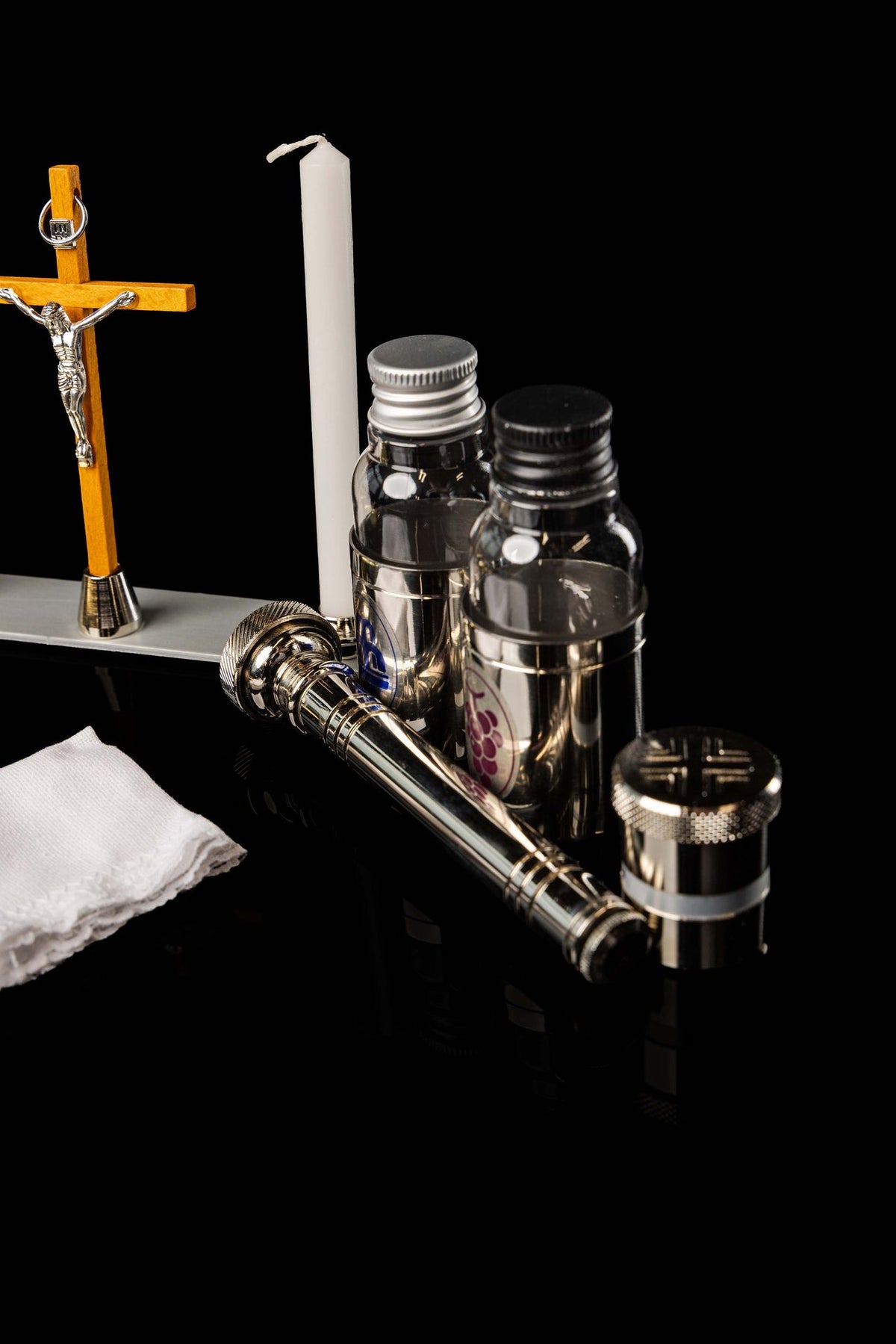 Maleta con equipamiento litúrgico, altar y cruz incluidos, vista de los elementos litúrgicos