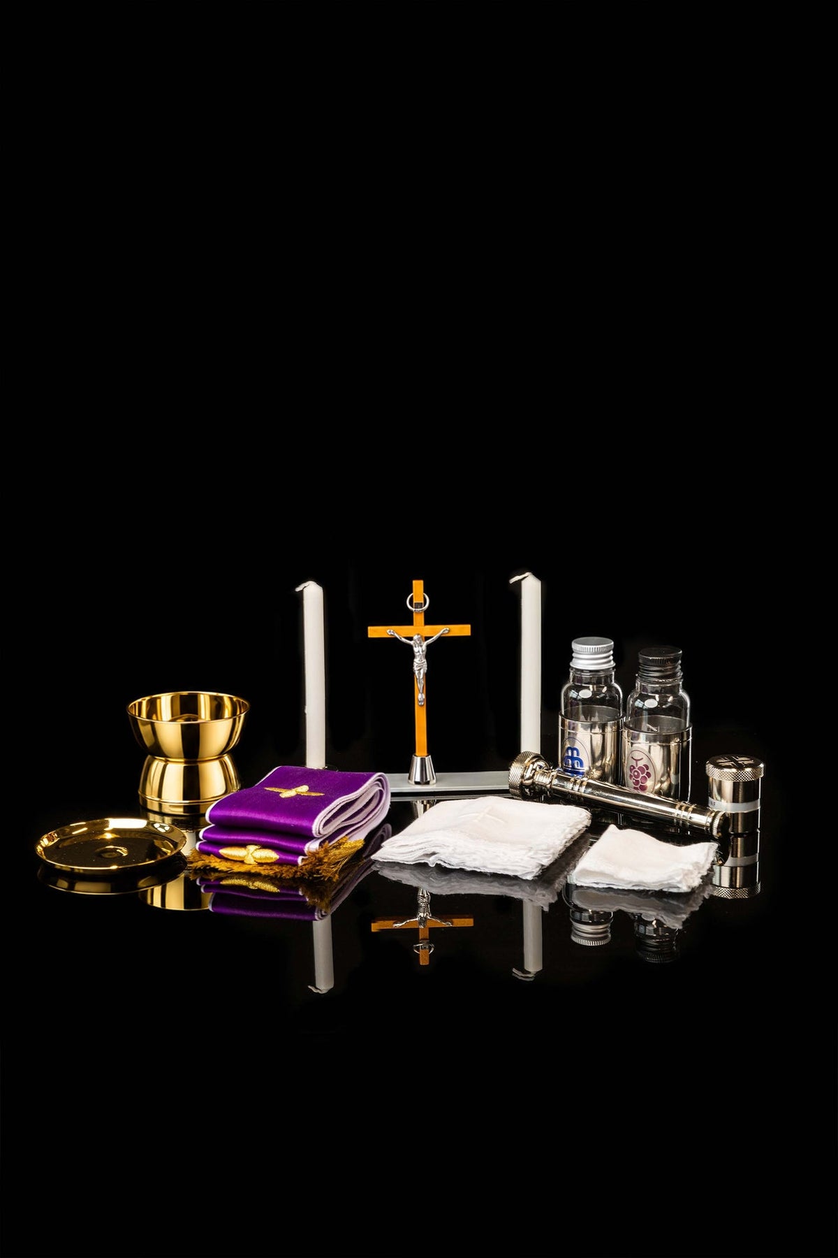 Maleta litúrgica abierta con altar, cruz, cálices, paños y accesorios