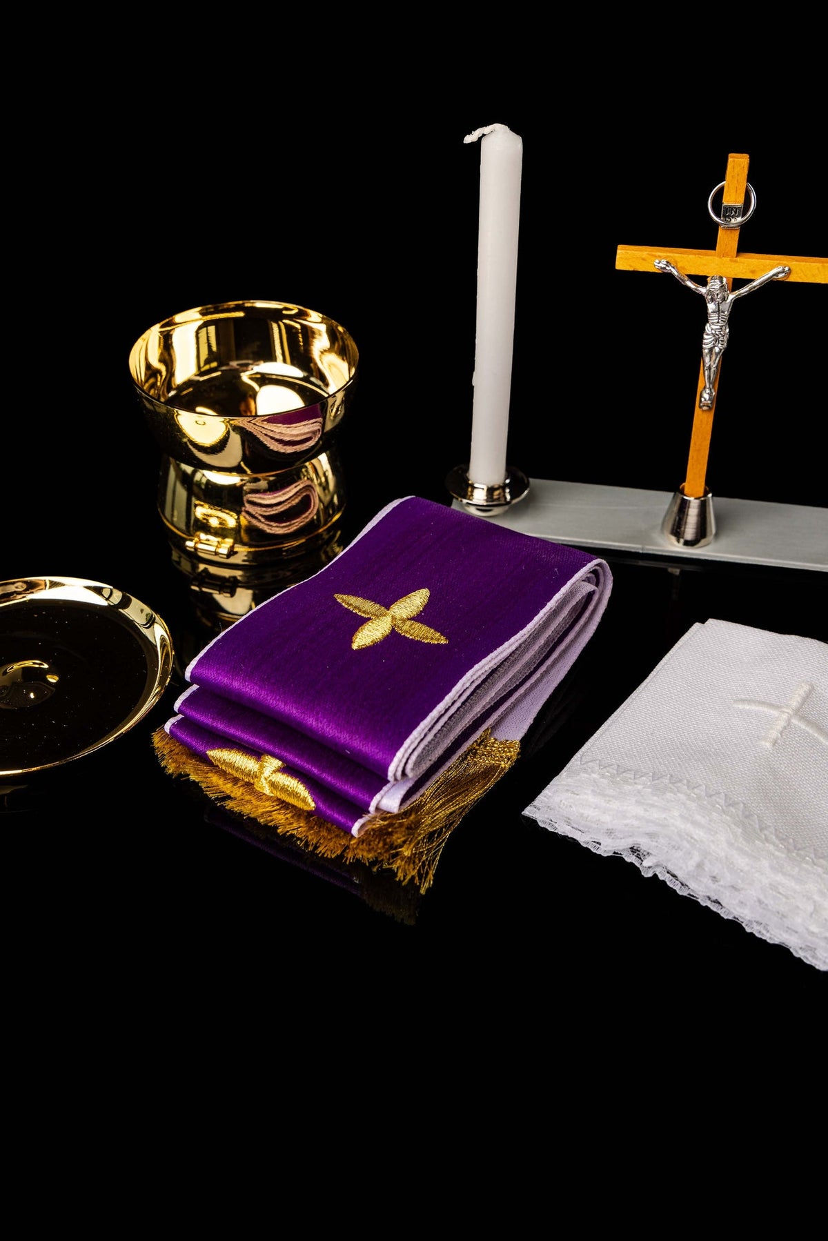 Equipamiento litúrgico con cruz, dos velas y paño morado bordado
