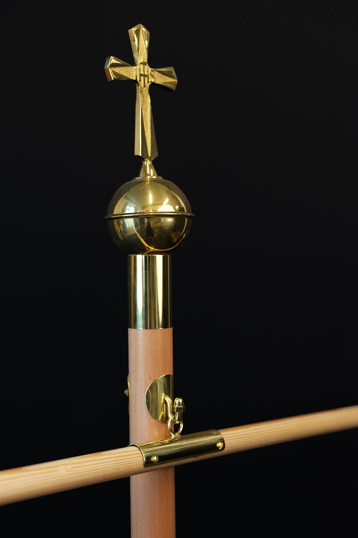 Asta de madera clara para estandarte litúrgico