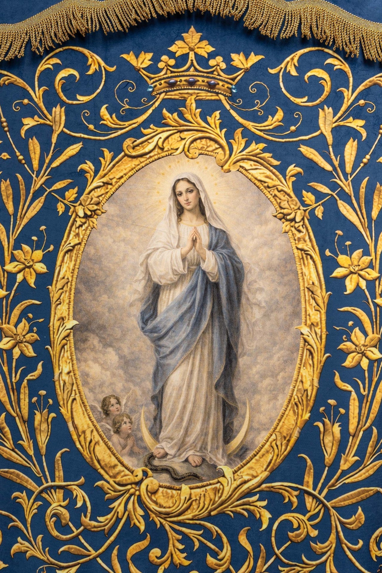 Estandarte litúrgico impreso por ambas caras con la imagen de Nuestra Señora de la Inmaculada Concepción y monograma mariano CHD/004/06/109 80*130 - CASULLAS.ES
