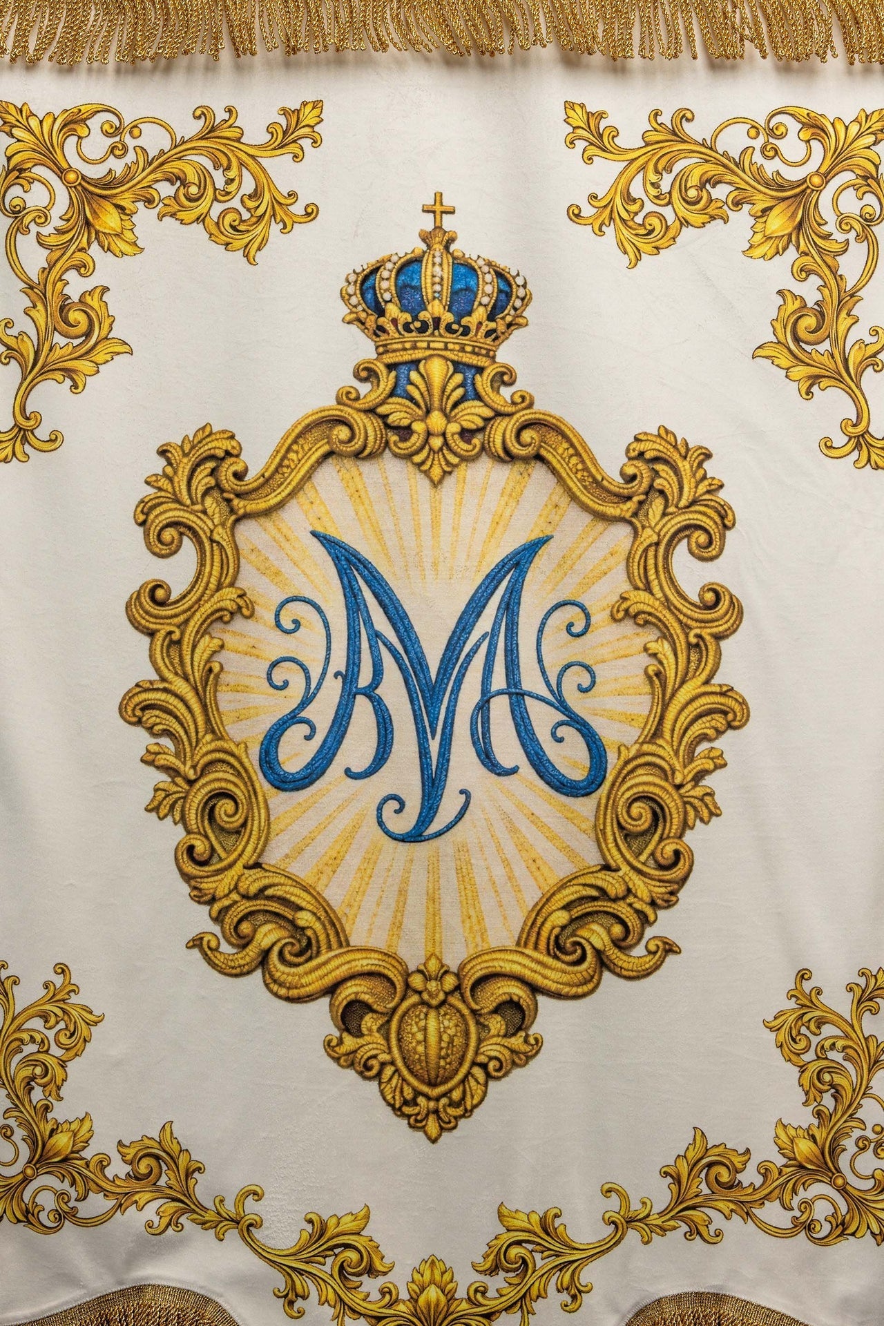 Estandarte litúrgico mariano impreso por ambas caras con el símbolo del Corazón y monograma mariano CHD/003/05/109 80*130 - CASULLAS.ES