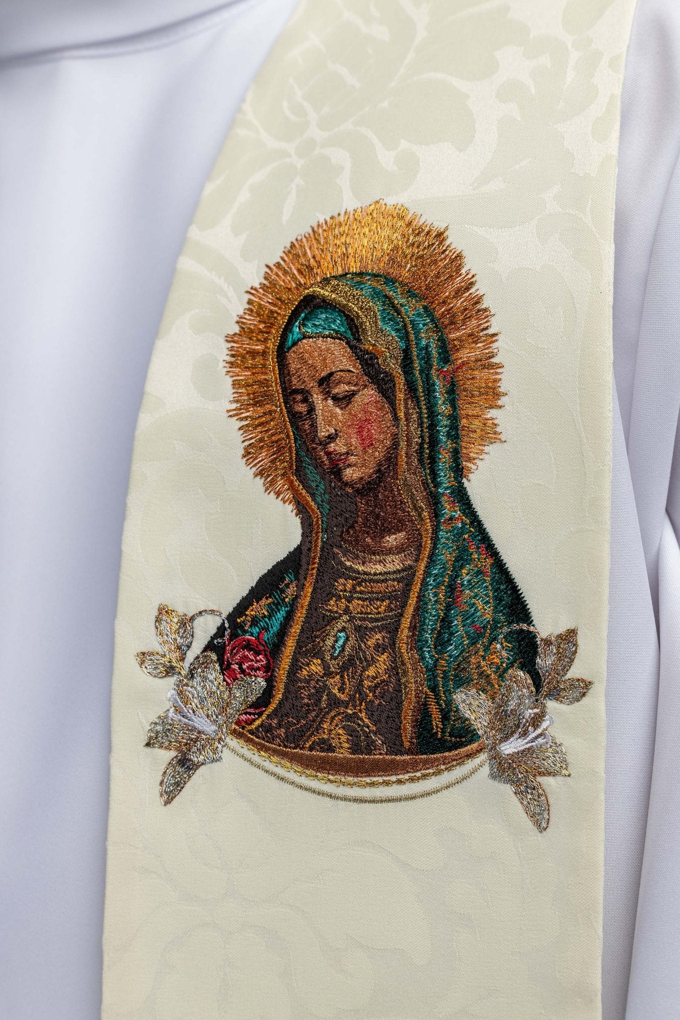 Estola bordada con la imagen de Nuestra Señora de Guadalupe KSW2/004/05/81 - CASULLAS.ES
