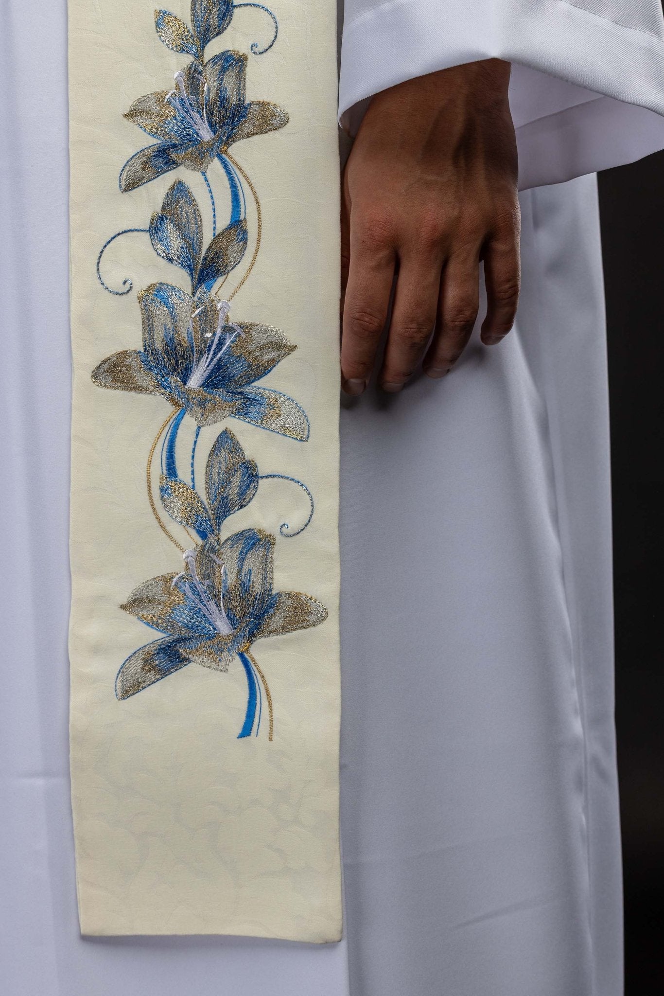 Estola bordada con la imagen de Nuestra Señora de Medjugorje KSW2/003/05/81 - CASULLAS.ES