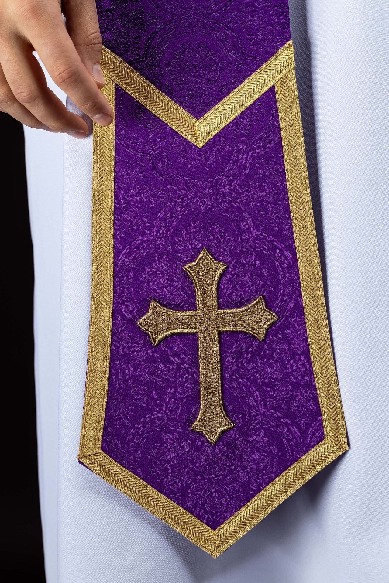 Estola bordada con motivo de Cruz en tejido jacquard morado KST/639/03/11 - CASULLAS.ES