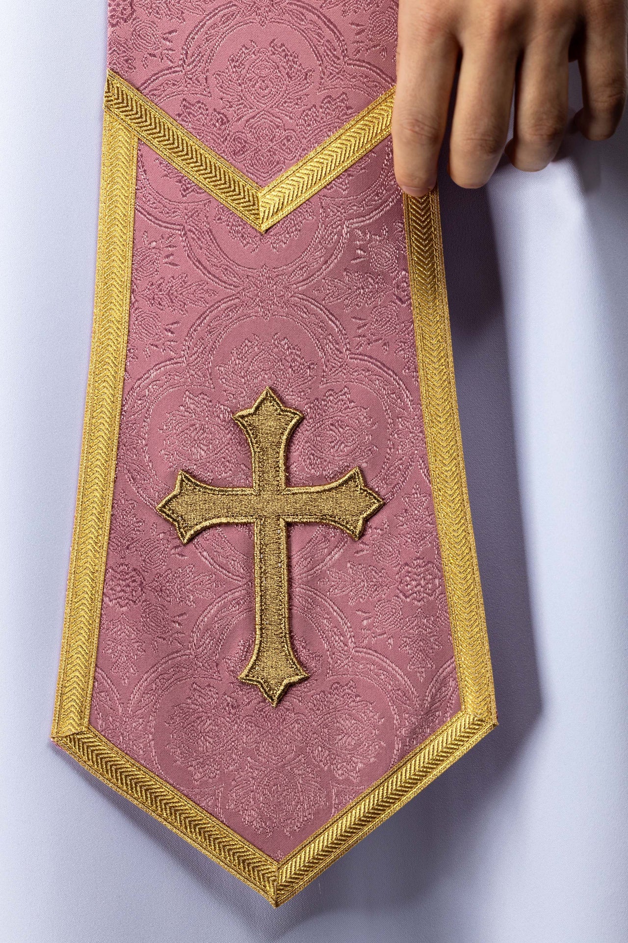 Estola bordada con motivo de Cruz en tejido jacquard rosa KST/639/08/11 - CASULLAS.ES