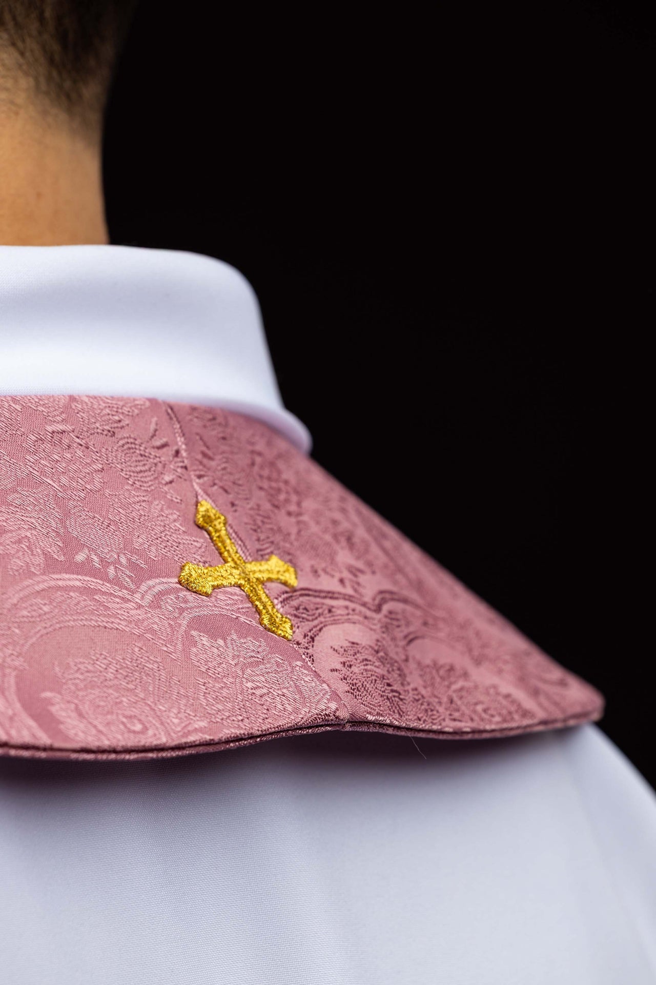 Estola bordada con motivo de Cruz en tejido jacquard rosa KST/639/08/11 - CASULLAS.ES
