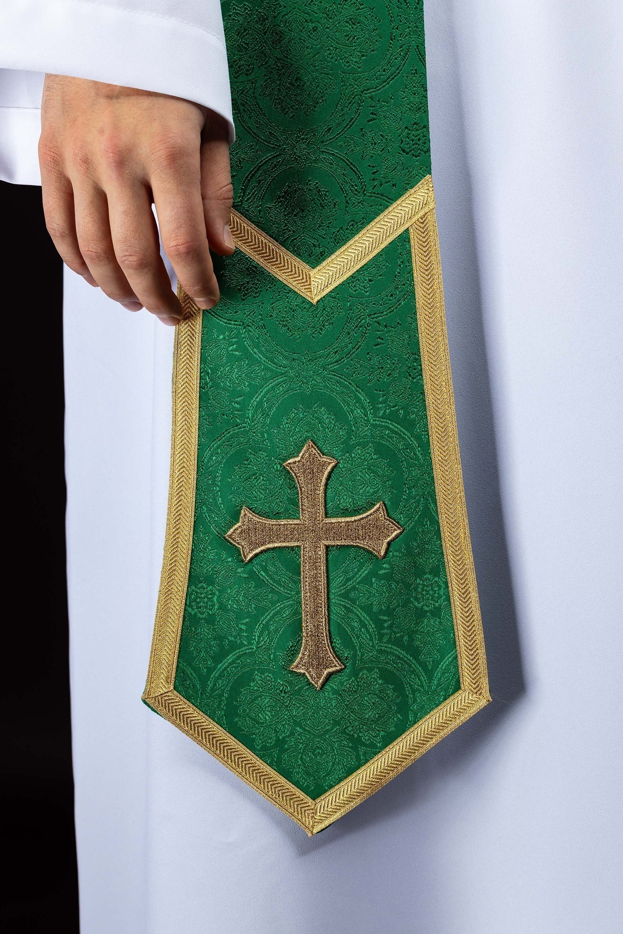 Estola bordada con motivo de Cruz en tejido jacquard verde KST/639/01/11 - CASULLAS.ES