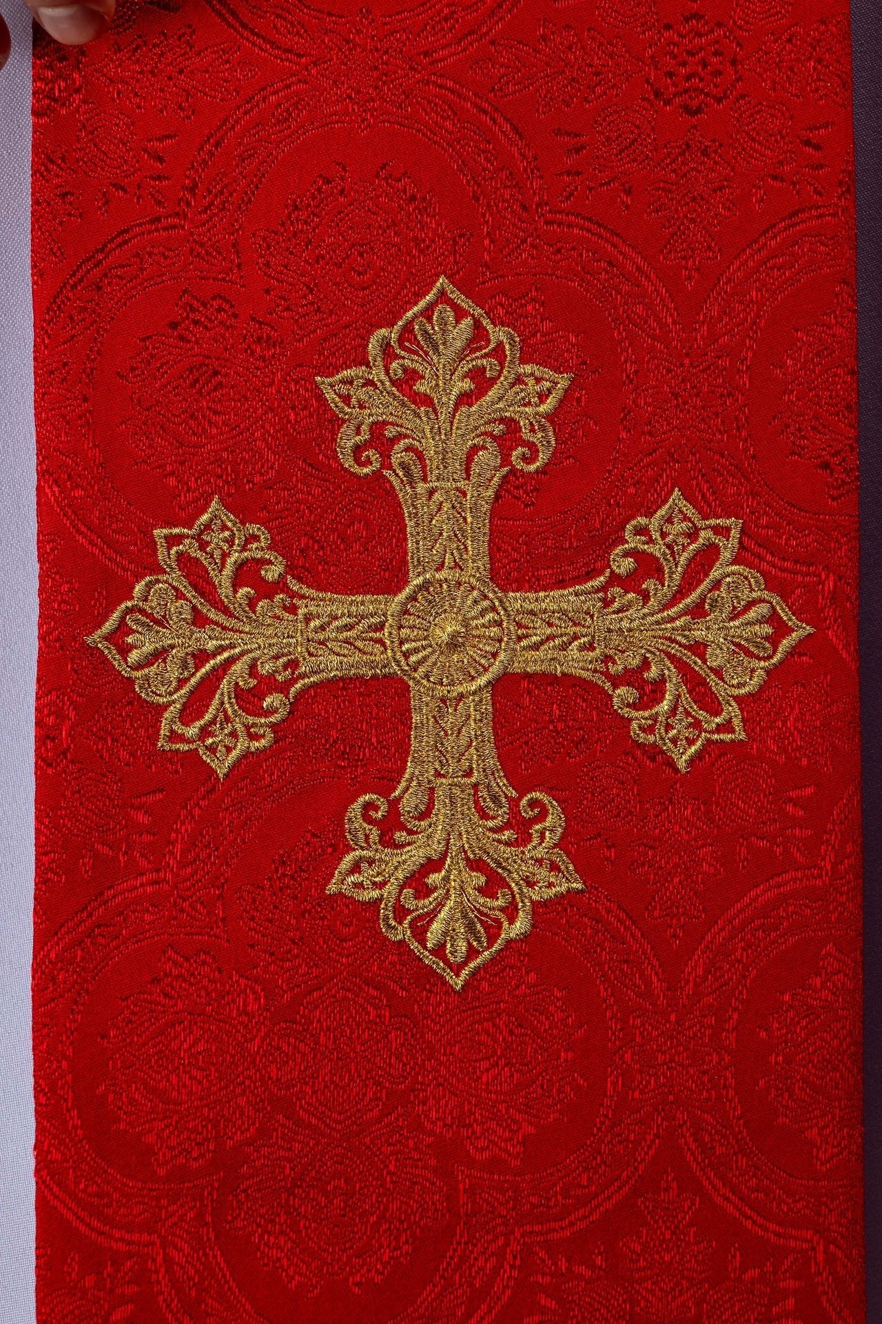 Estola bordada con motivo de cruz tejido jacquard rojo KST/967/02/11 - CASULLAS.ES