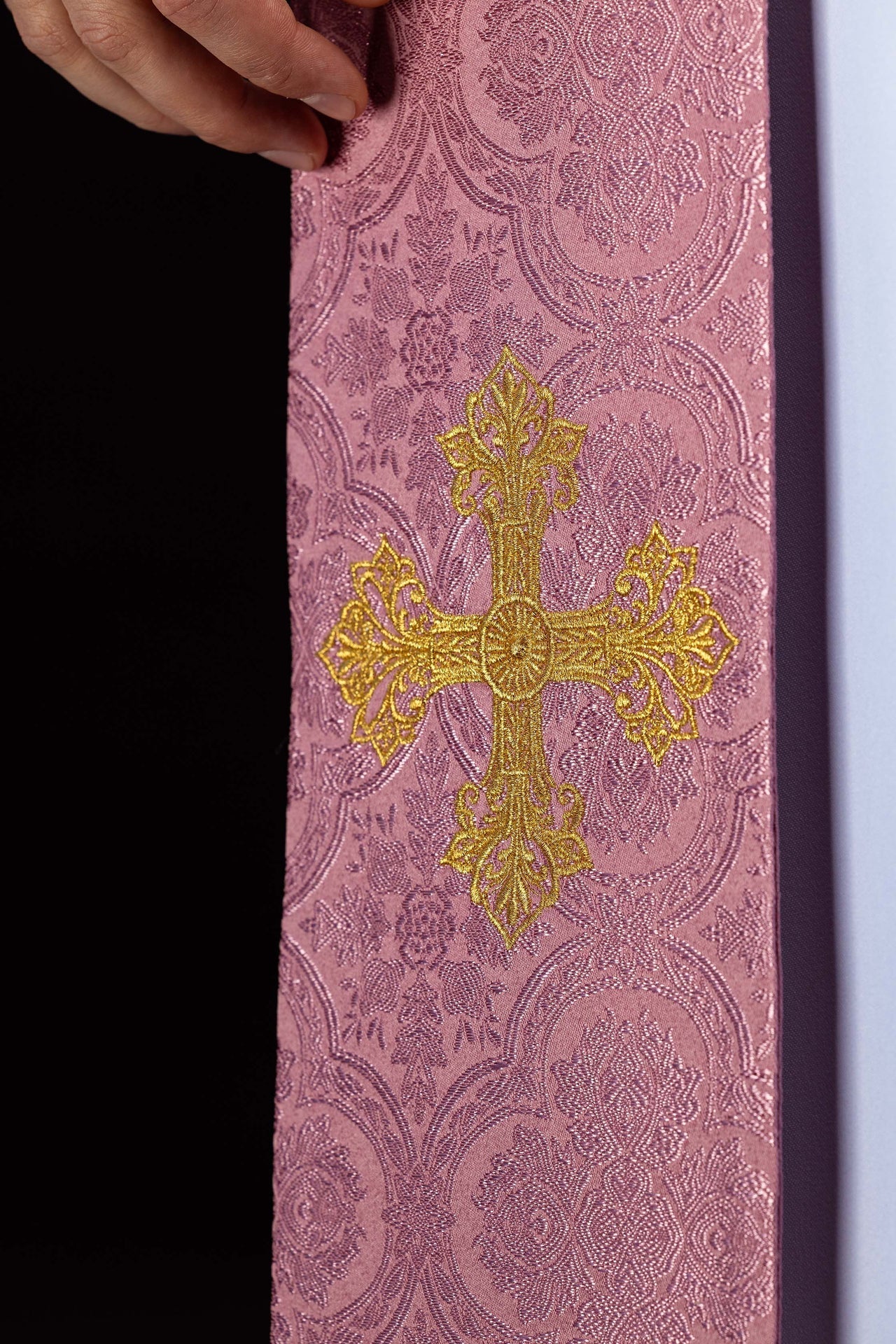 Estola bordada con motivo de cruz tejido jacquard rosa KST/967/08/11 - CASULLAS.ES