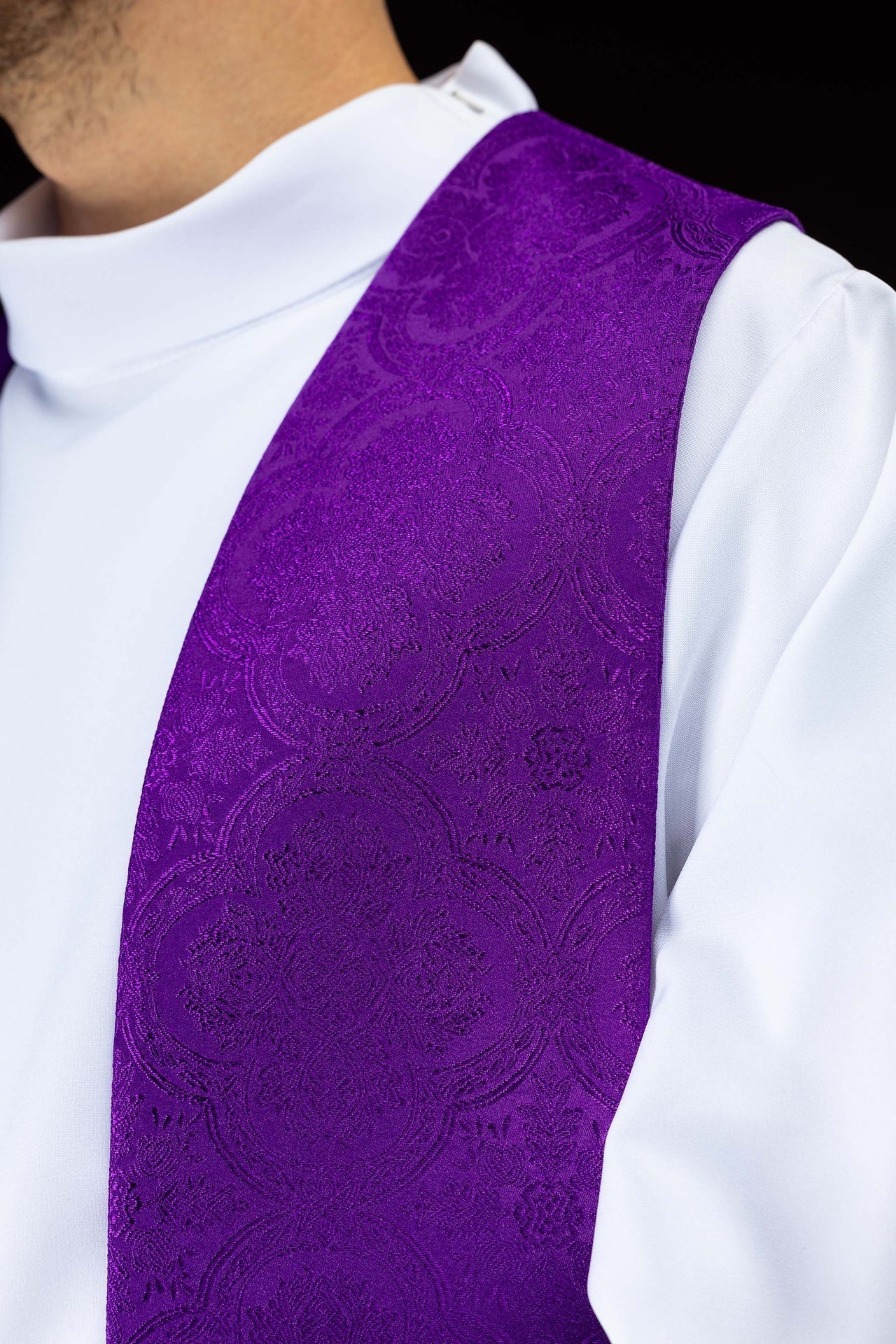 Estola bordada con motivo de cruz tejido jacquard violeta KST/967/03/11 - CASULLAS.ES